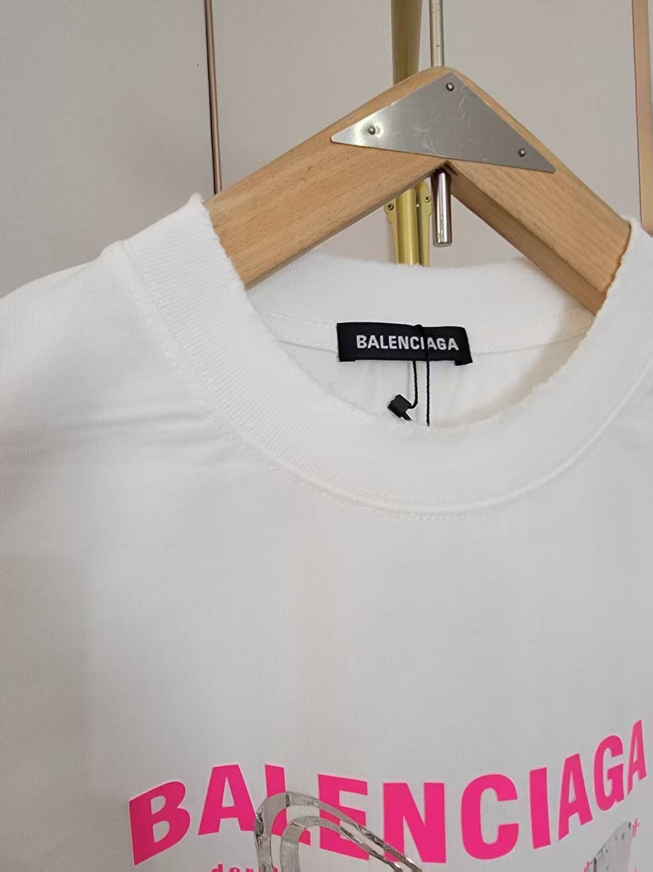  巴黎世家新款遮挡字母T恤 简约又高级 潮流街头风格 宽松的版型不挑身材 搭配圆领设计 上身毫无束缚感 