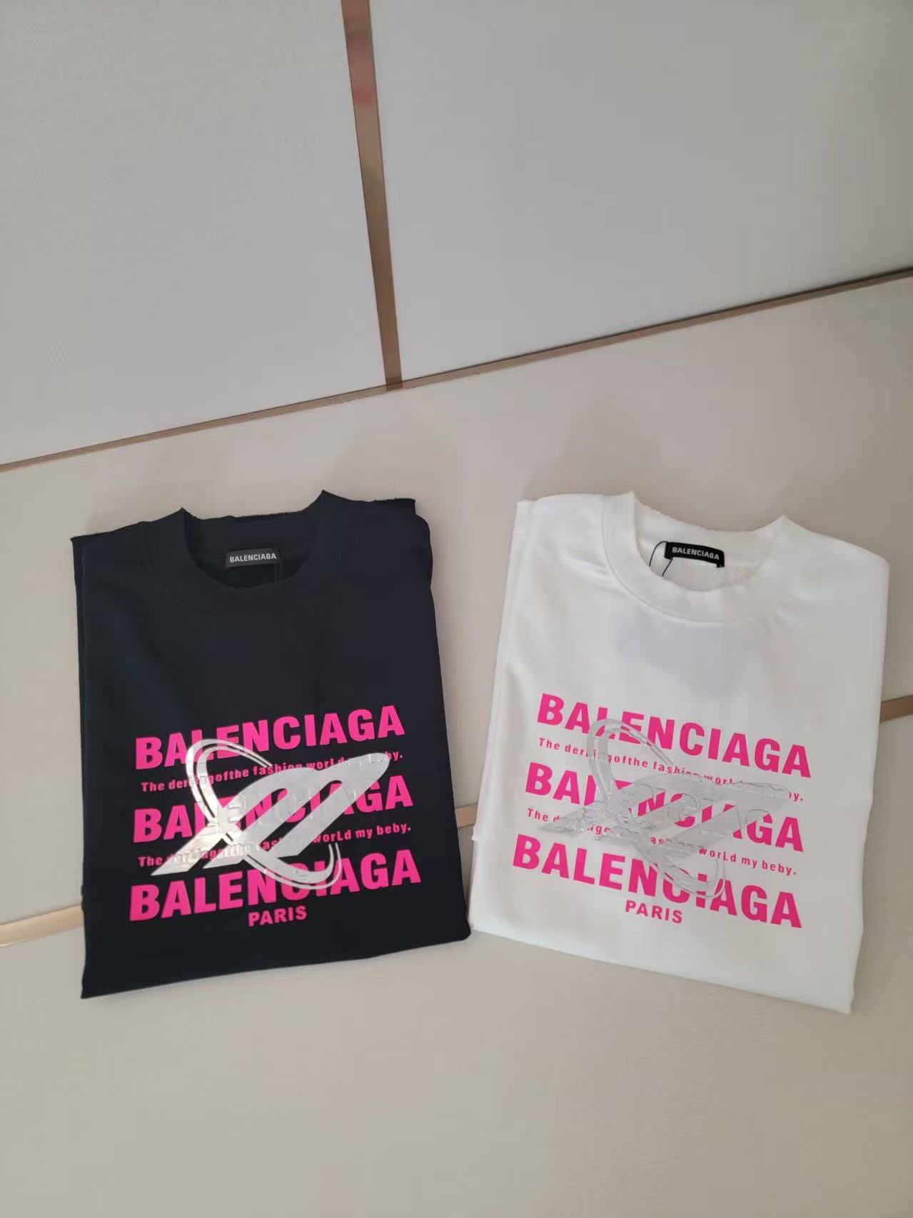  巴黎世家新款遮挡字母T恤 简约又高级 潮流街头风格 宽松的版型不挑身材 搭配圆领设计 上身毫无束缚感 