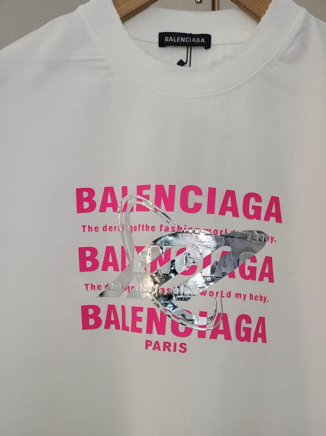  巴黎世家新款遮挡字母T恤 简约又高级 潮流街头风格 宽松的版型不挑身材 搭配圆领设计 上身毫无束缚感 