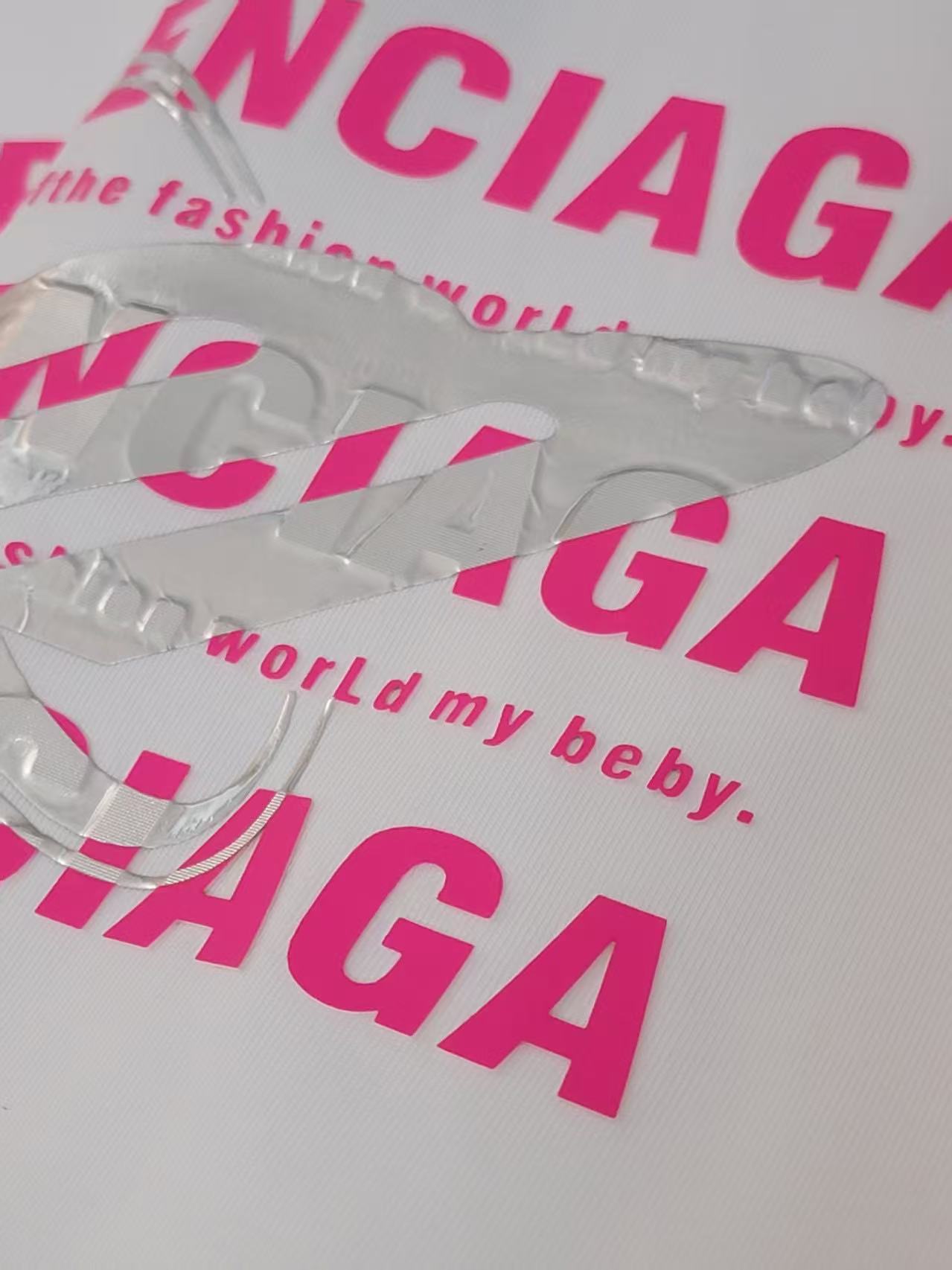  巴黎世家新款遮挡字母T恤 简约又高级 潮流街头风格 宽松的版型不挑身材 搭配圆领设计 上身毫无束缚感 