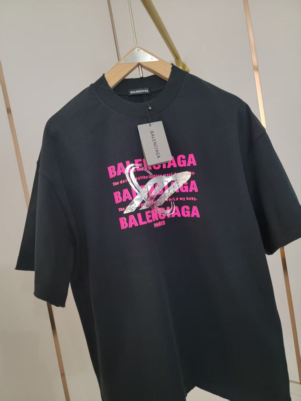  巴黎世家新款遮挡字母T恤 简约又高级 潮流街头风格 宽松的版型不挑身材 搭配圆领设计 上身毫无束缚感 