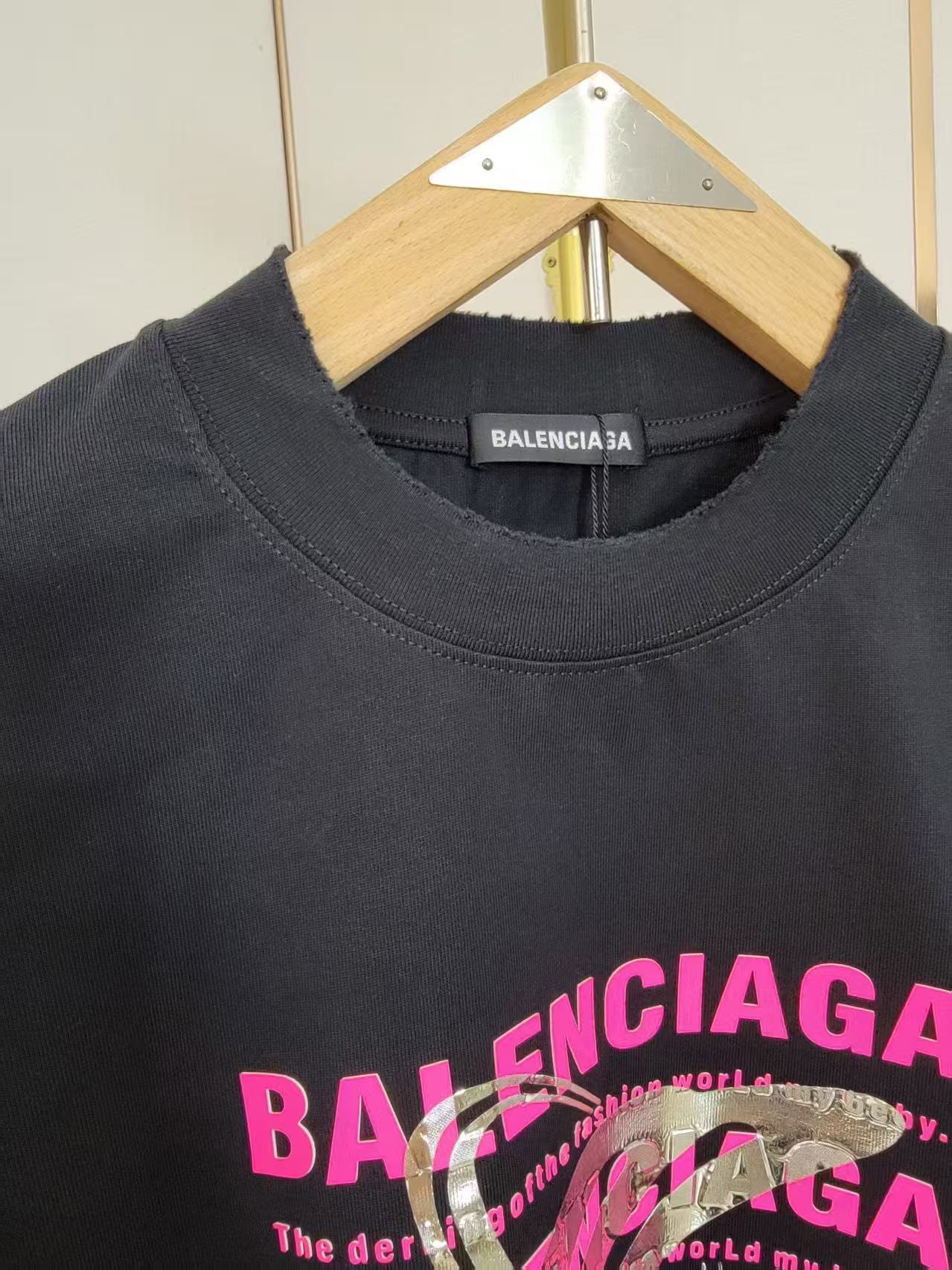  巴黎世家新款遮挡字母T恤 简约又高级 潮流街头风格 宽松的版型不挑身材 搭配圆领设计 上身毫无束缚感 