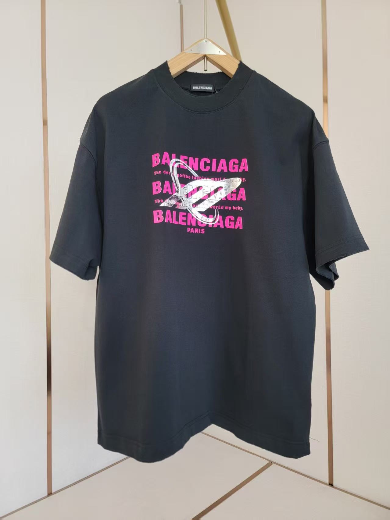  巴黎世家新款遮挡字母T恤 简约又高级 潮流街头风格 宽松的版型不挑身材 搭配圆领设计 上身毫无束缚感 