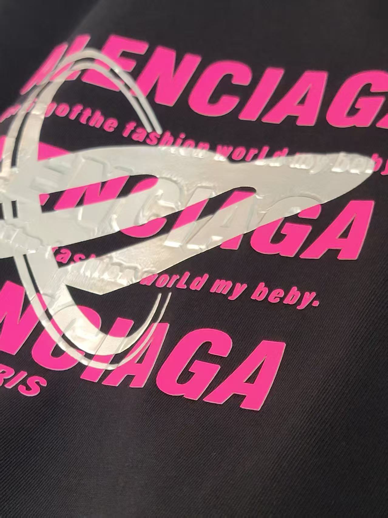  巴黎世家新款遮挡字母T恤 简约又高级 潮流街头风格 宽松的版型不挑身材 搭配圆领设计 上身毫无束缚感 