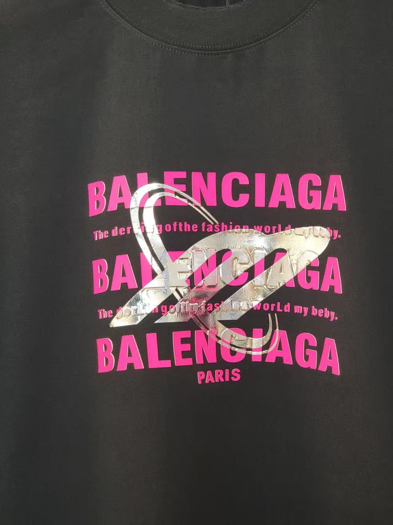  巴黎世家新款遮挡字母T恤 简约又高级 潮流街头风格 宽松的版型不挑身材 搭配圆领设计 上身毫无束缚感 