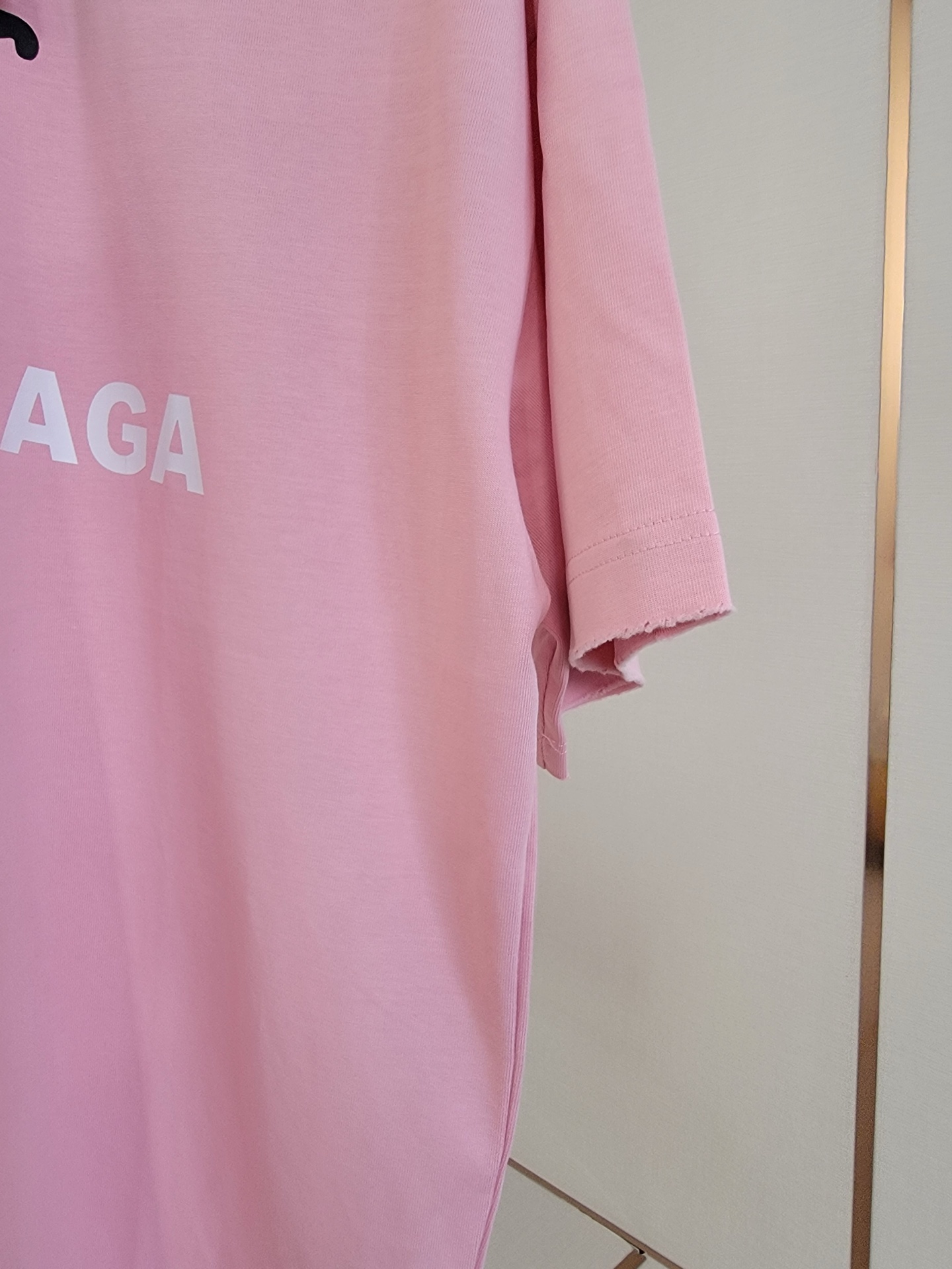  巴黎世家X彪马联名T恤 撞色设计 简约又高级 潮流街头风格 宽松的版型不挑身材 搭配圆领设计 上身毫无