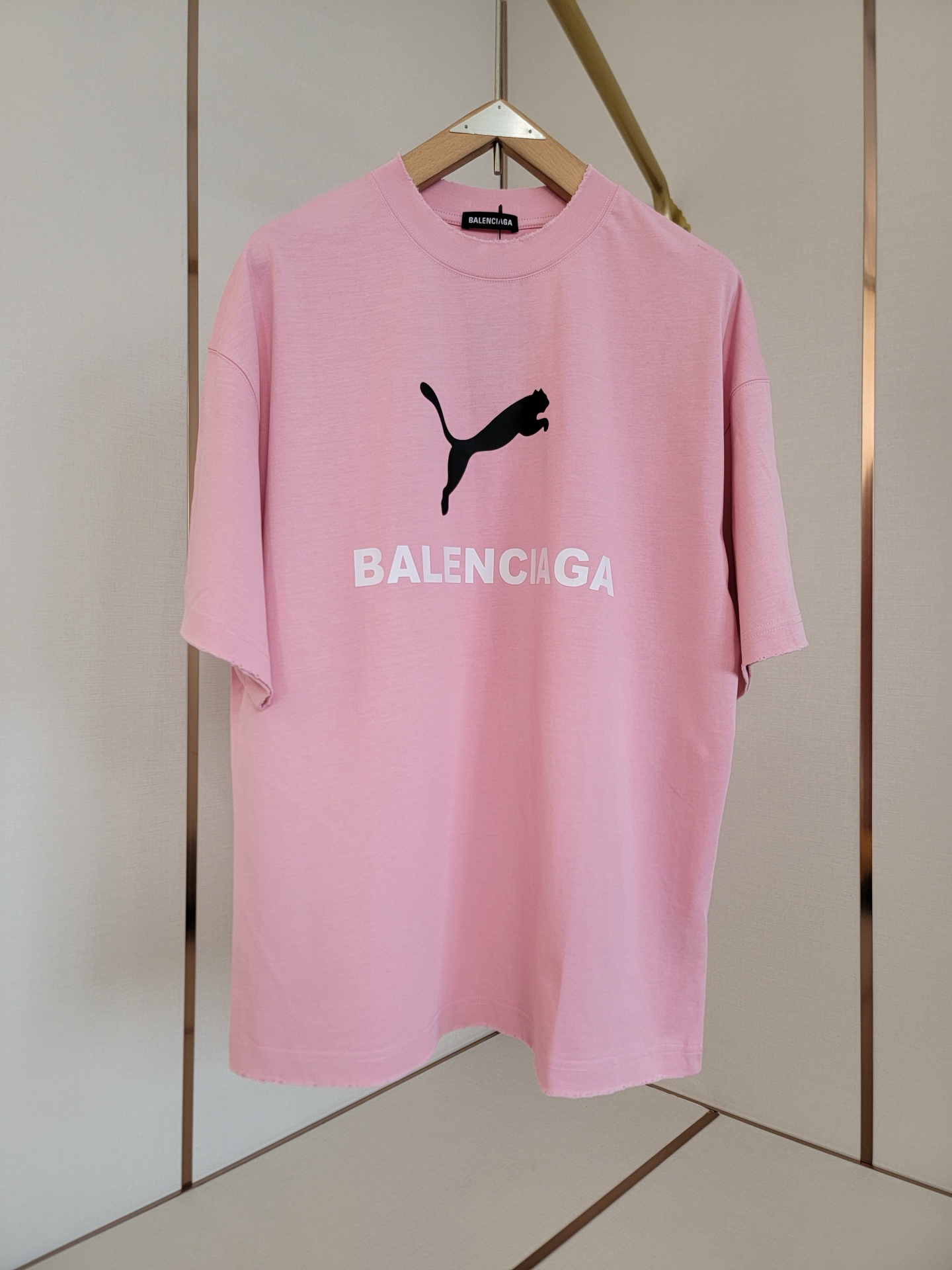  巴黎世家X彪马联名T恤 撞色设计 简约又高级 潮流街头风格 宽松的版型不挑身材 搭配圆领设计 上身毫无