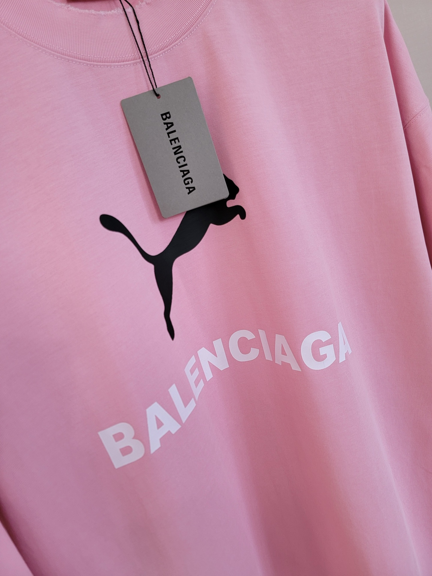  巴黎世家X彪马联名T恤 撞色设计 简约又高级 潮流街头风格 宽松的版型不挑身材 搭配圆领设计 上身毫无