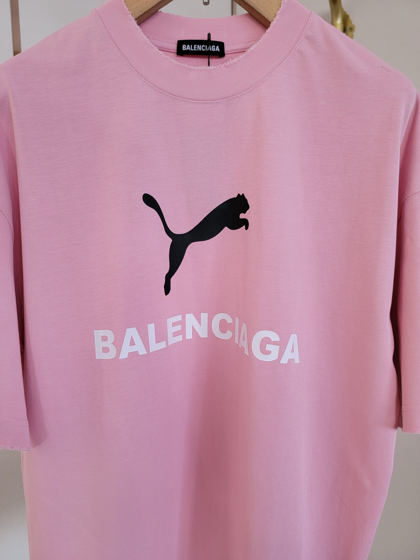  巴黎世家X彪马联名T恤 撞色设计 简约又高级 潮流街头风格 宽松的版型不挑身材 搭配圆领设计 上身毫无