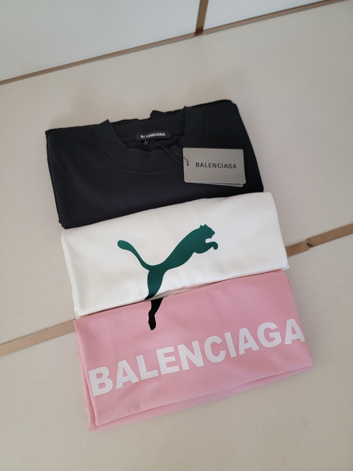  巴黎世家X彪马联名T恤 撞色设计 简约又高级 潮流街头风格 宽松的版型不挑身材 搭配圆领设计 上身毫无