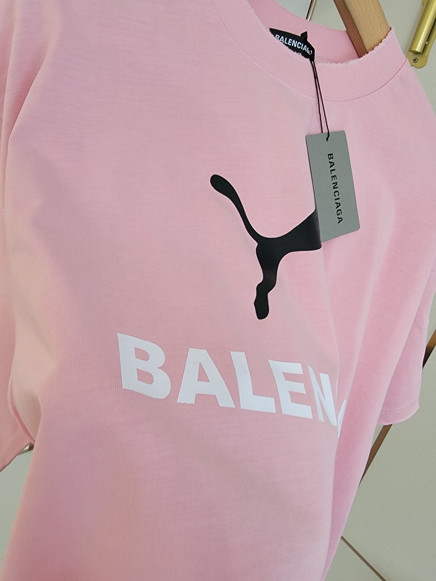  巴黎世家X彪马联名T恤 撞色设计 简约又高级 潮流街头风格 宽松的版型不挑身材 搭配圆领设计 上身毫无