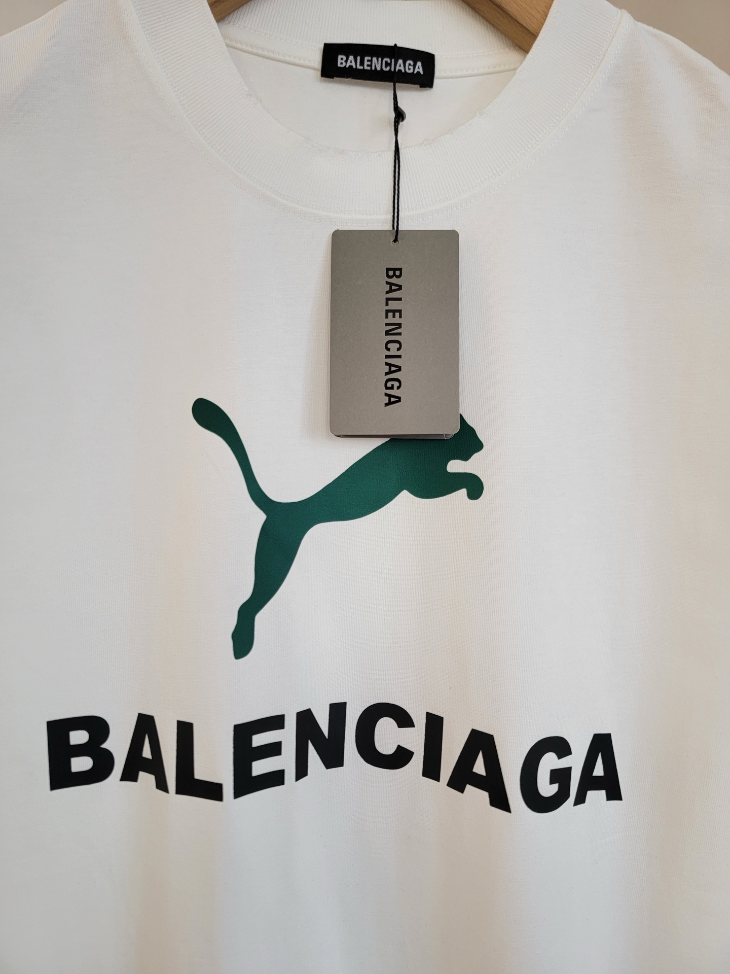  巴黎世家X彪马联名T恤 撞色设计 简约又高级 潮流街头风格 宽松的版型不挑身材 搭配圆领设计 上身毫无