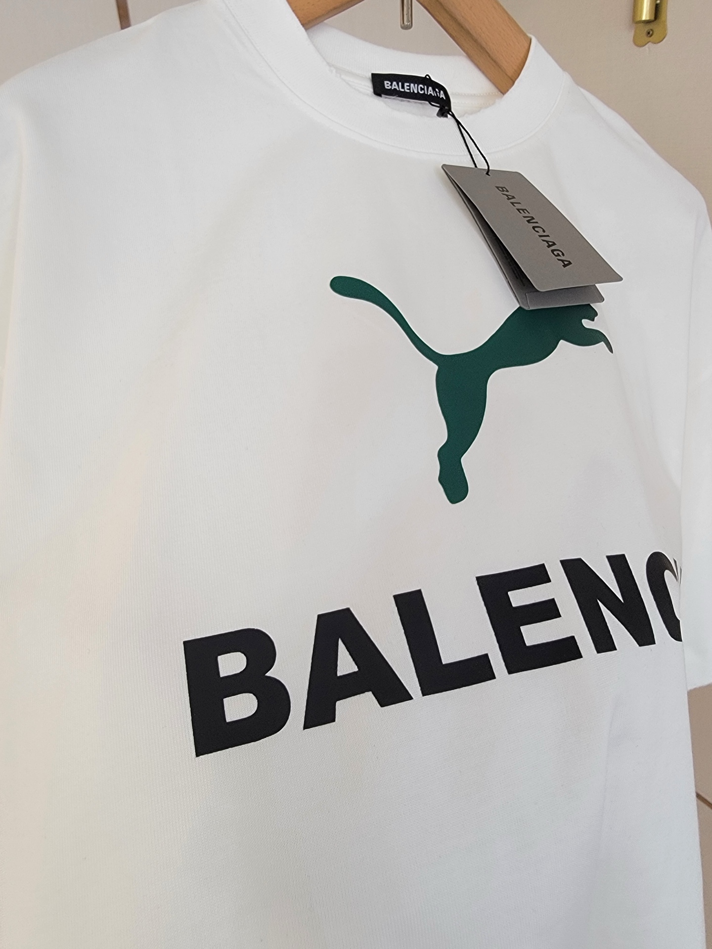  巴黎世家X彪马联名T恤 撞色设计 简约又高级 潮流街头风格 宽松的版型不挑身材 搭配圆领设计 上身毫无