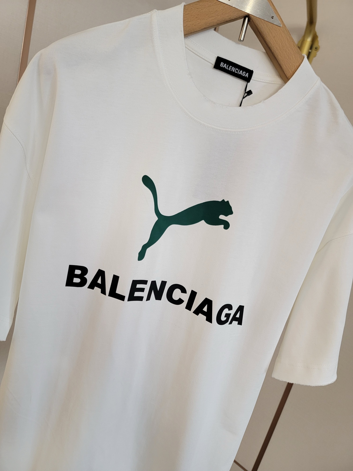  巴黎世家X彪马联名T恤 撞色设计 简约又高级 潮流街头风格 宽松的版型不挑身材 搭配圆领设计 上身毫无