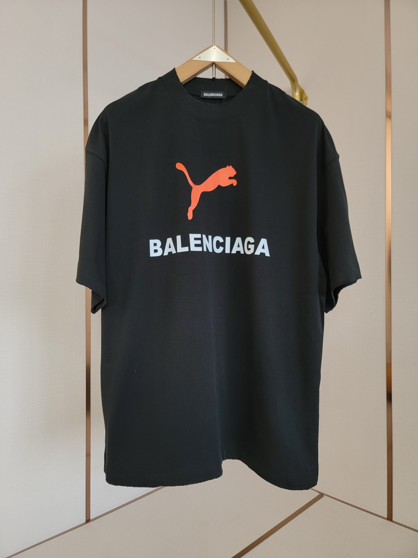  巴黎世家X彪马联名T恤 撞色设计 简约又高级 潮流街头风格 宽松的版型不挑身材 搭配圆领设计 上身毫无