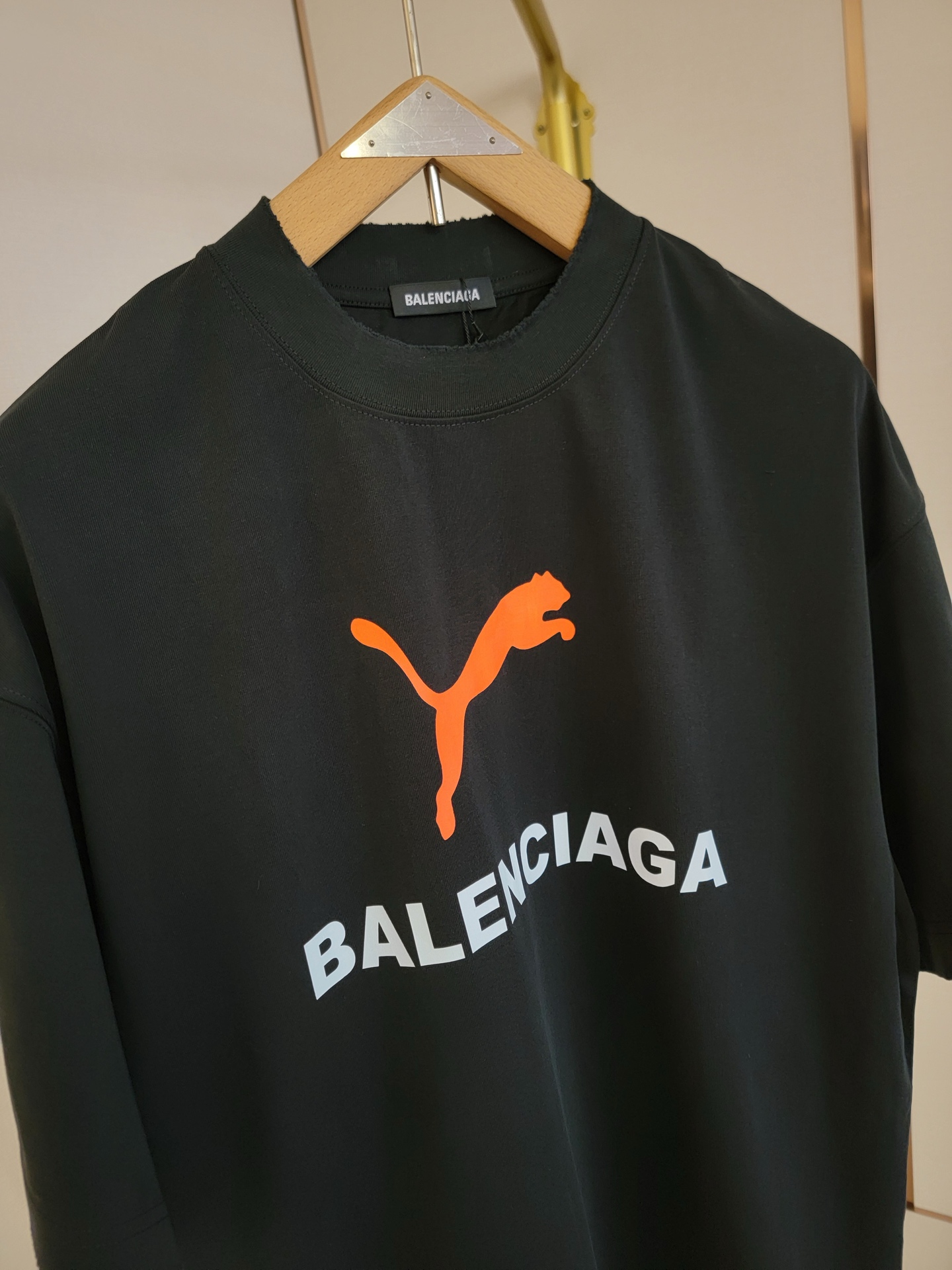  巴黎世家X彪马联名T恤 撞色设计 简约又高级 潮流街头风格 宽松的版型不挑身材 搭配圆领设计 上身毫无