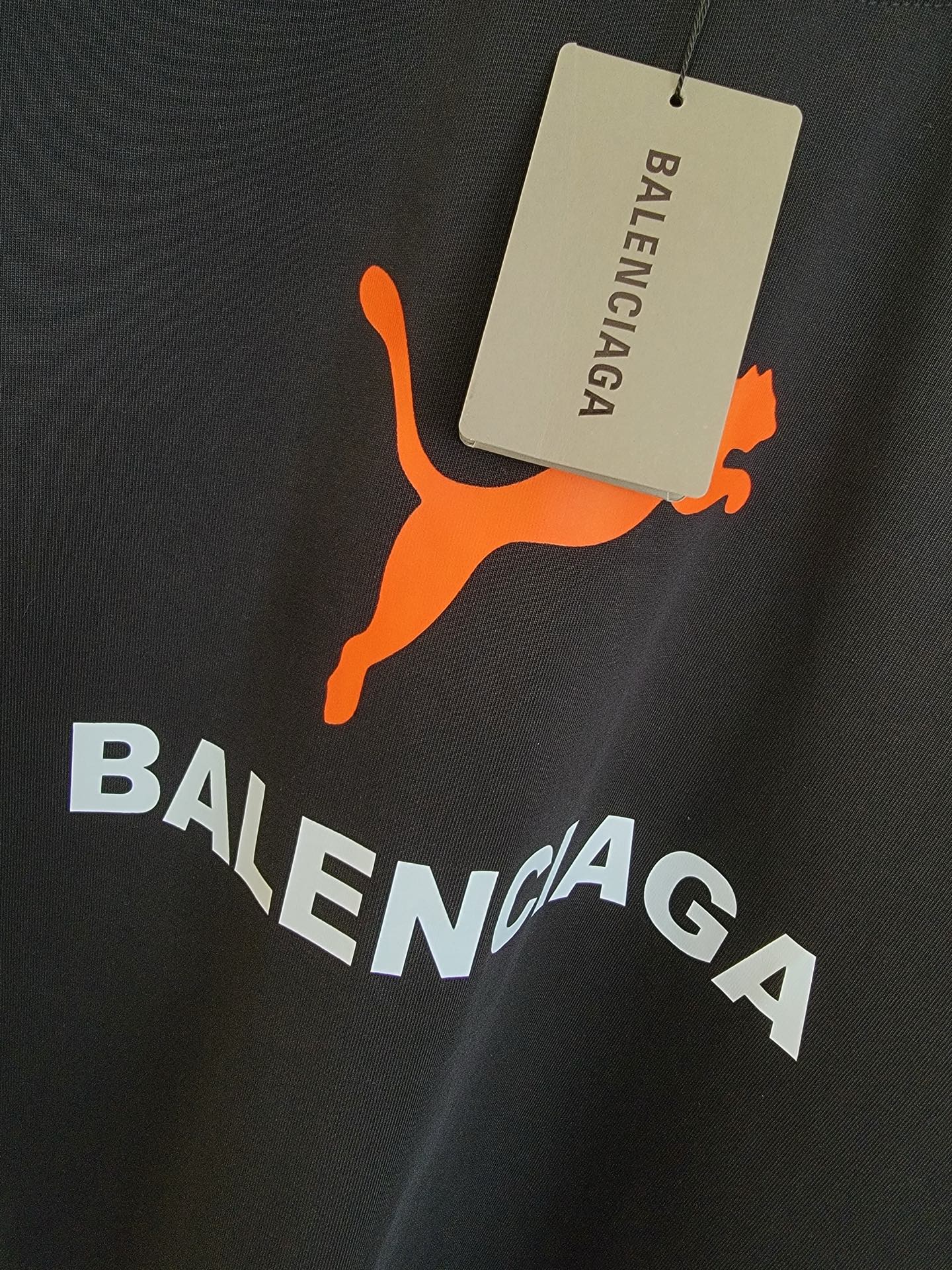  巴黎世家X彪马联名T恤 撞色设计 简约又高级 潮流街头风格 宽松的版型不挑身材 搭配圆领设计 上身毫无