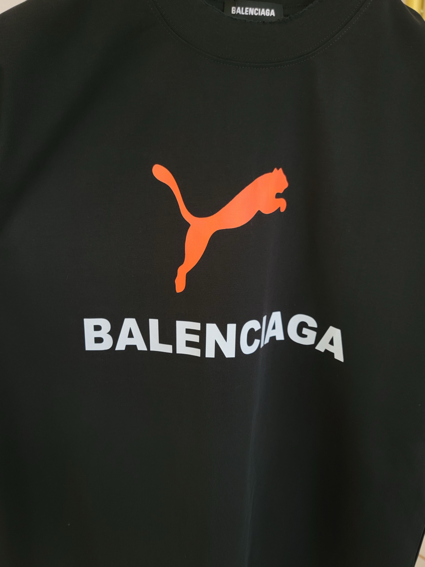  巴黎世家X彪马联名T恤 撞色设计 简约又高级 潮流街头风格 宽松的版型不挑身材 搭配圆领设计 上身毫无