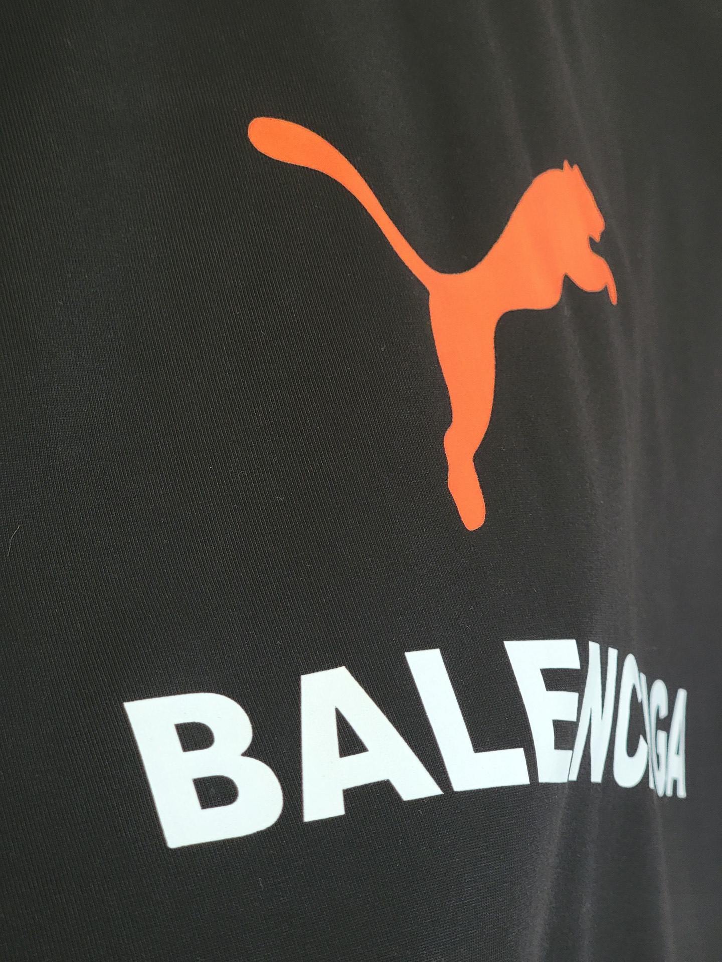  巴黎世家X彪马联名T恤 撞色设计 简约又高级 潮流街头风格 宽松的版型不挑身材 搭配圆领设计 上身毫无