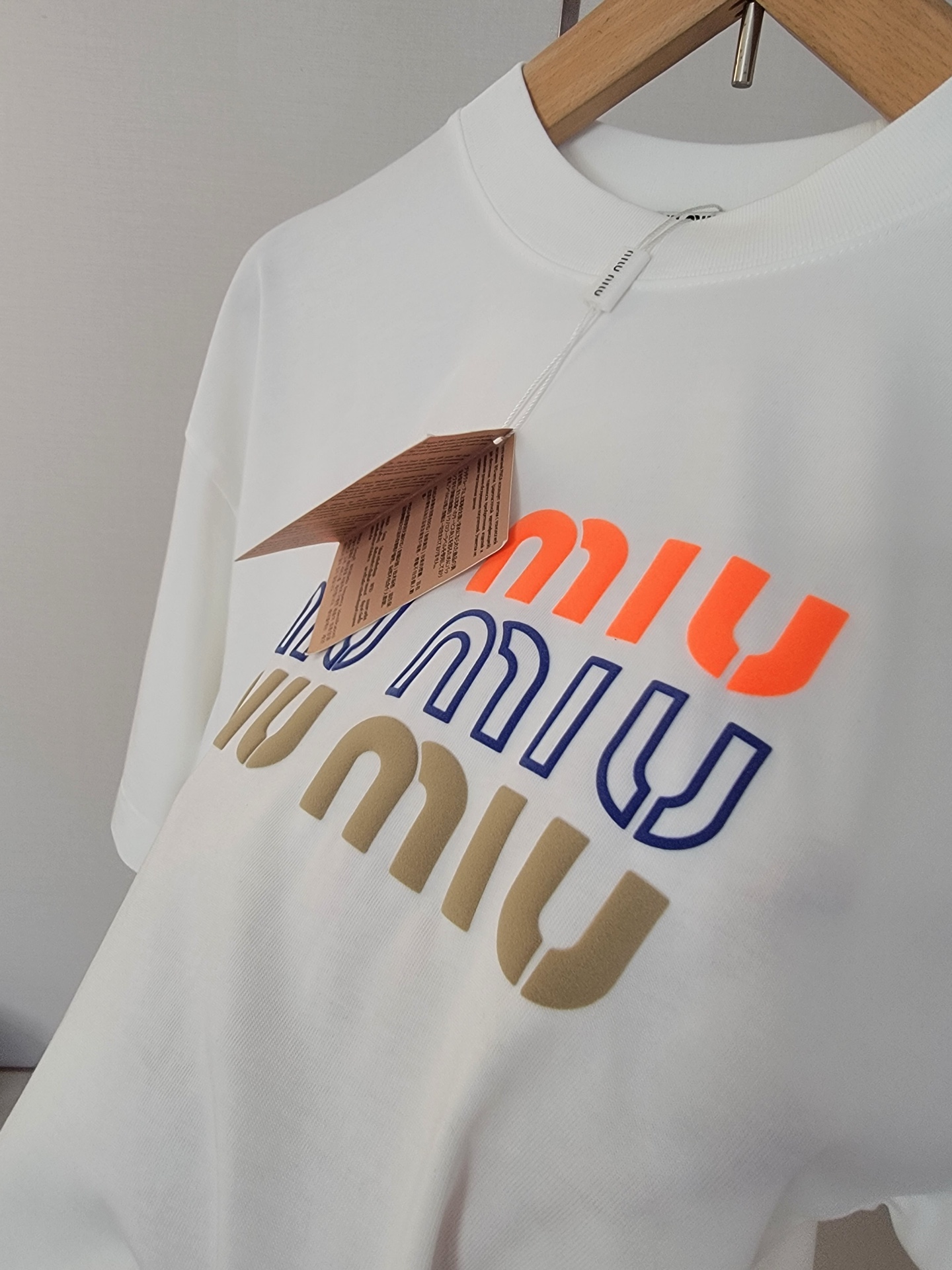  MIUMIU新款发泡字母T恤 双层螺纹领口 肩部通肩压条 250克纯棉面料舒适透气 白色 深咖色 男女