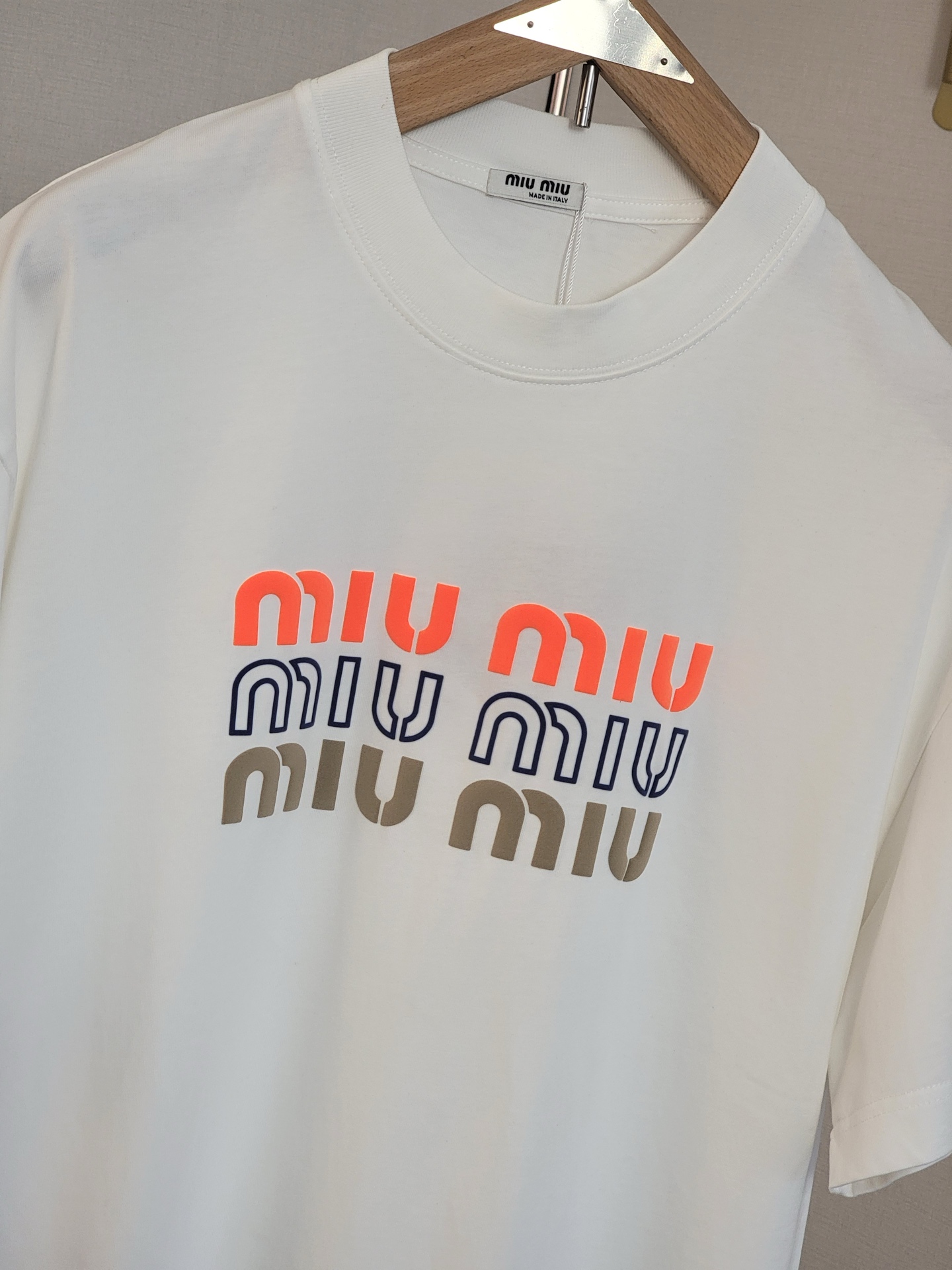  MIUMIU新款发泡字母T恤 双层螺纹领口 肩部通肩压条 250克纯棉面料舒适透气 白色 深咖色 男女