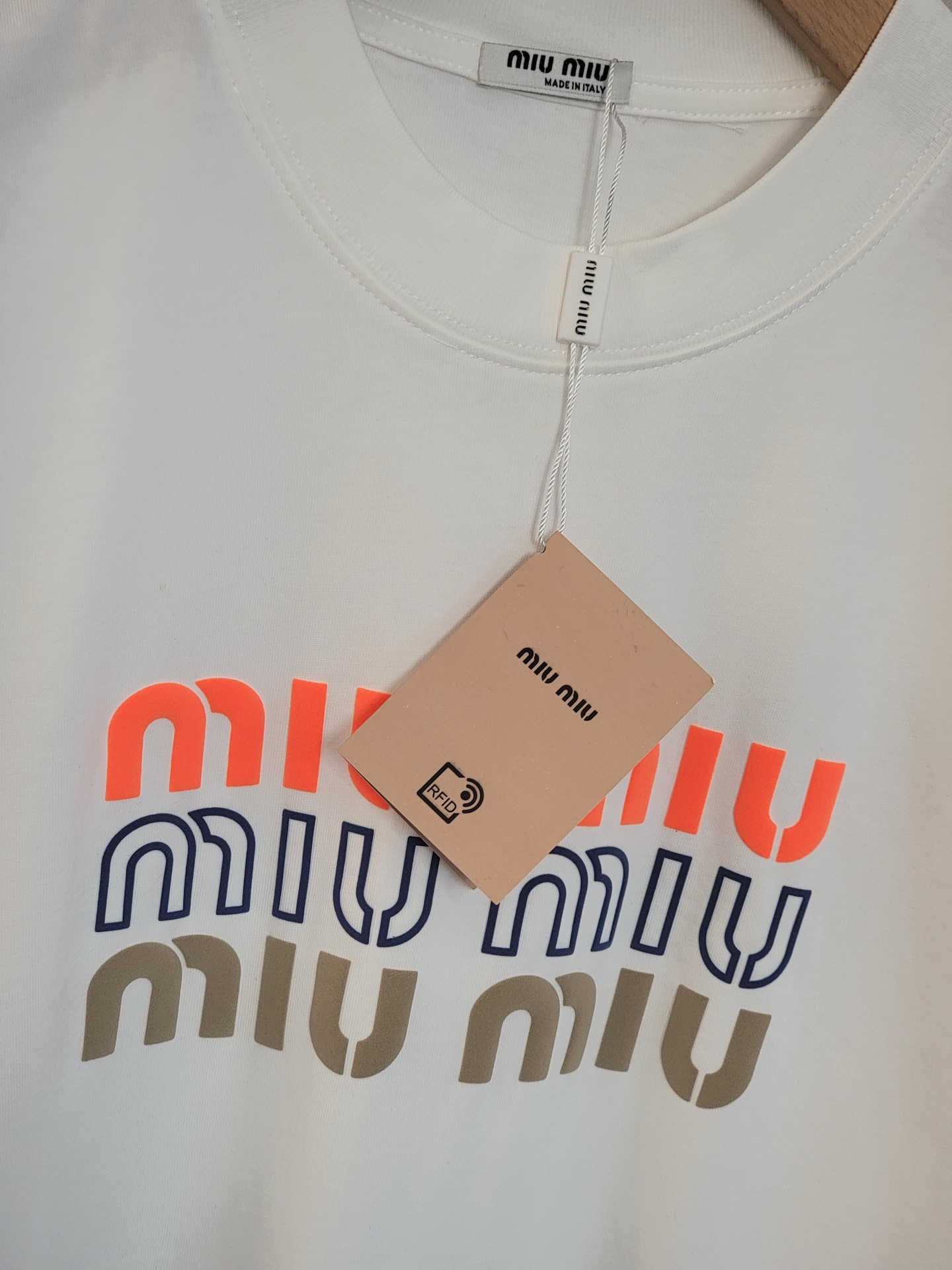  MIUMIU新款发泡字母T恤 双层螺纹领口 肩部通肩压条 250克纯棉面料舒适透气 白色 深咖色 男女