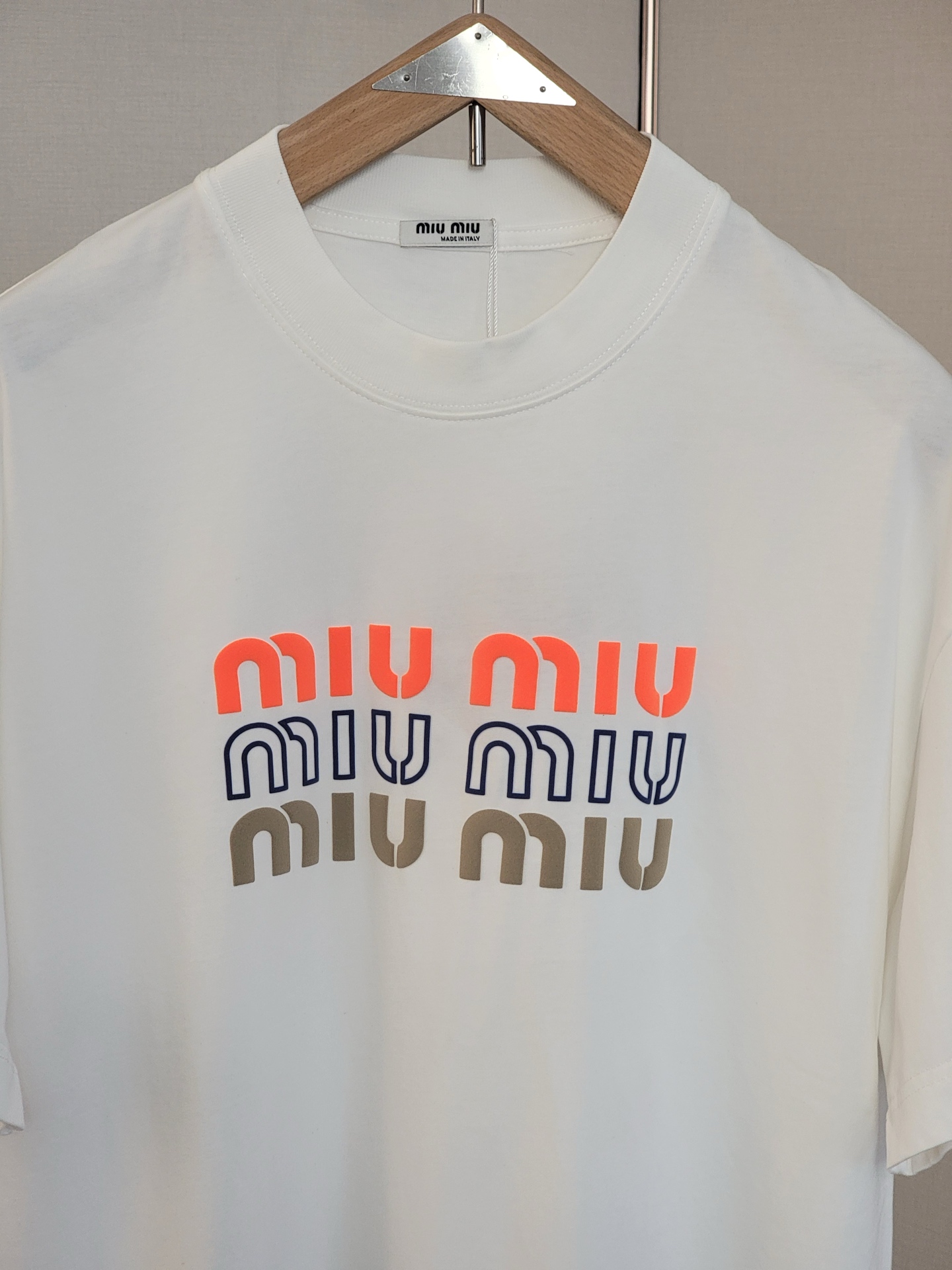  MIUMIU新款发泡字母T恤 双层螺纹领口 肩部通肩压条 250克纯棉面料舒适透气 白色 深咖色 男女