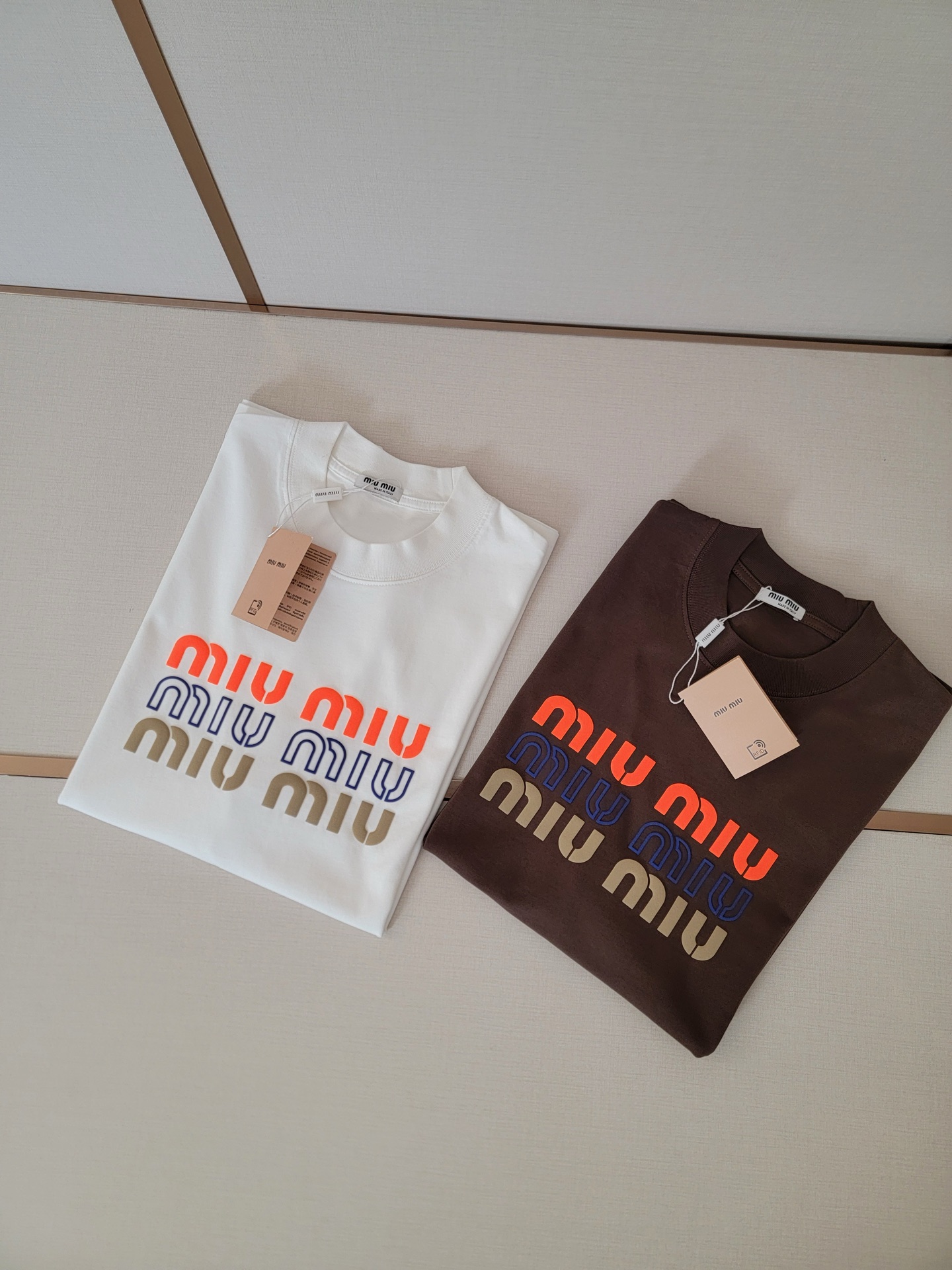  MIUMIU新款发泡字母T恤 双层螺纹领口 肩部通肩压条 250克纯棉面料舒适透气 白色 深咖色 男女