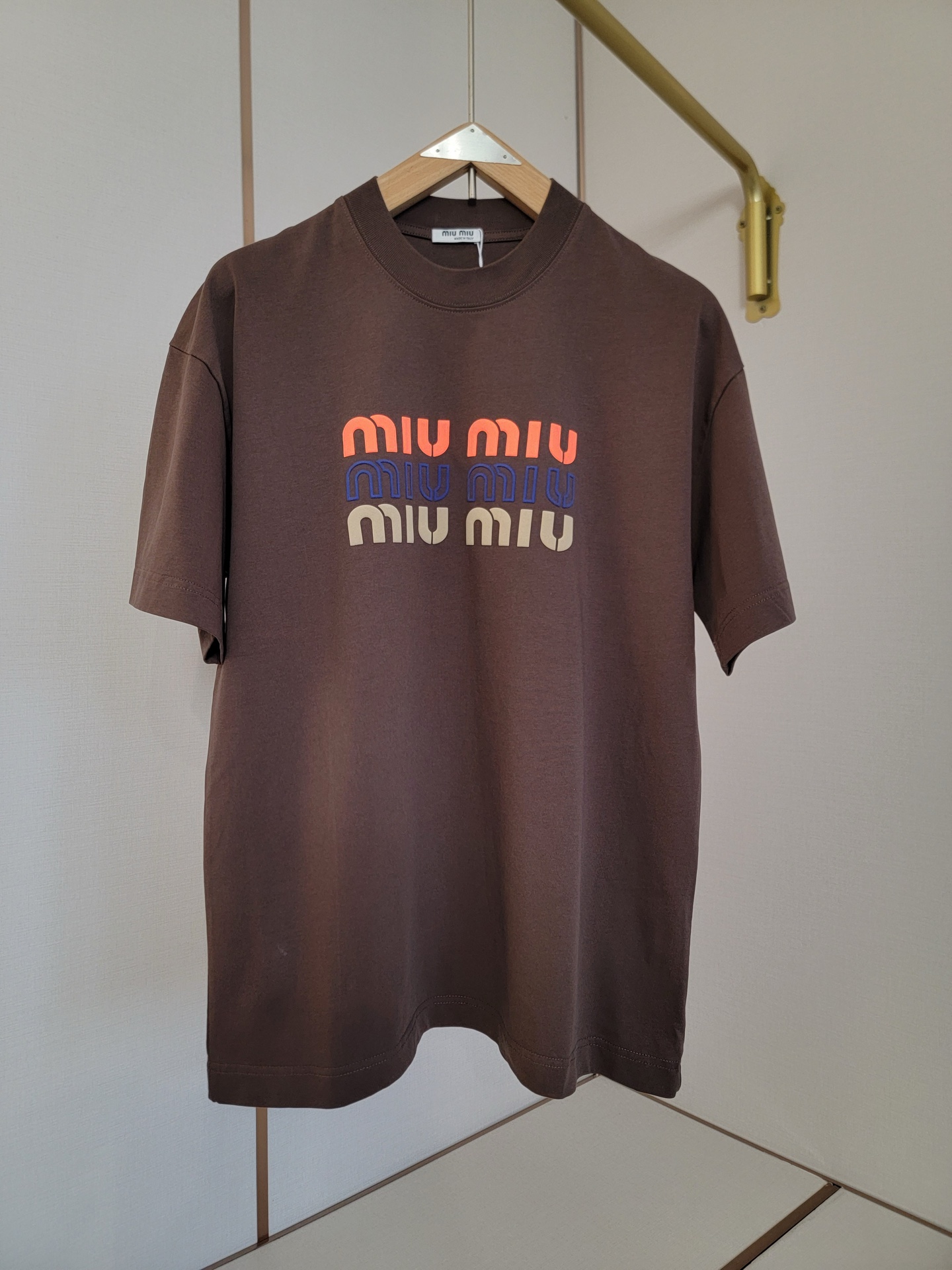  MIUMIU新款发泡字母T恤 双层螺纹领口 肩部通肩压条 250克纯棉面料舒适透气 白色 深咖色 男女