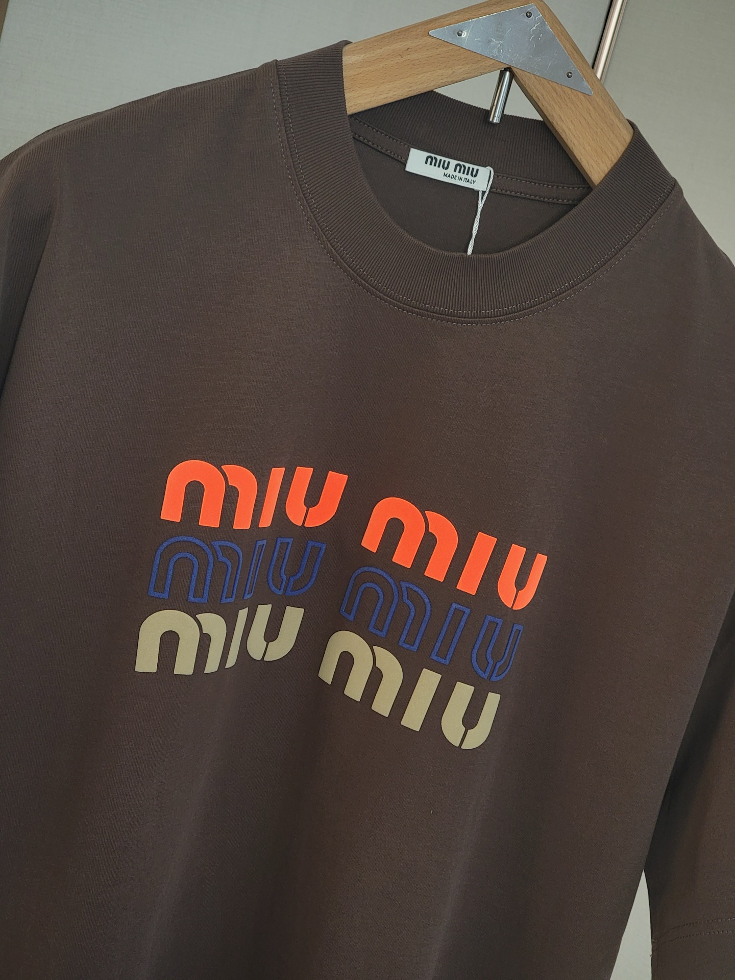  MIUMIU新款发泡字母T恤 双层螺纹领口 肩部通肩压条 250克纯棉面料舒适透气 白色 深咖色 男女