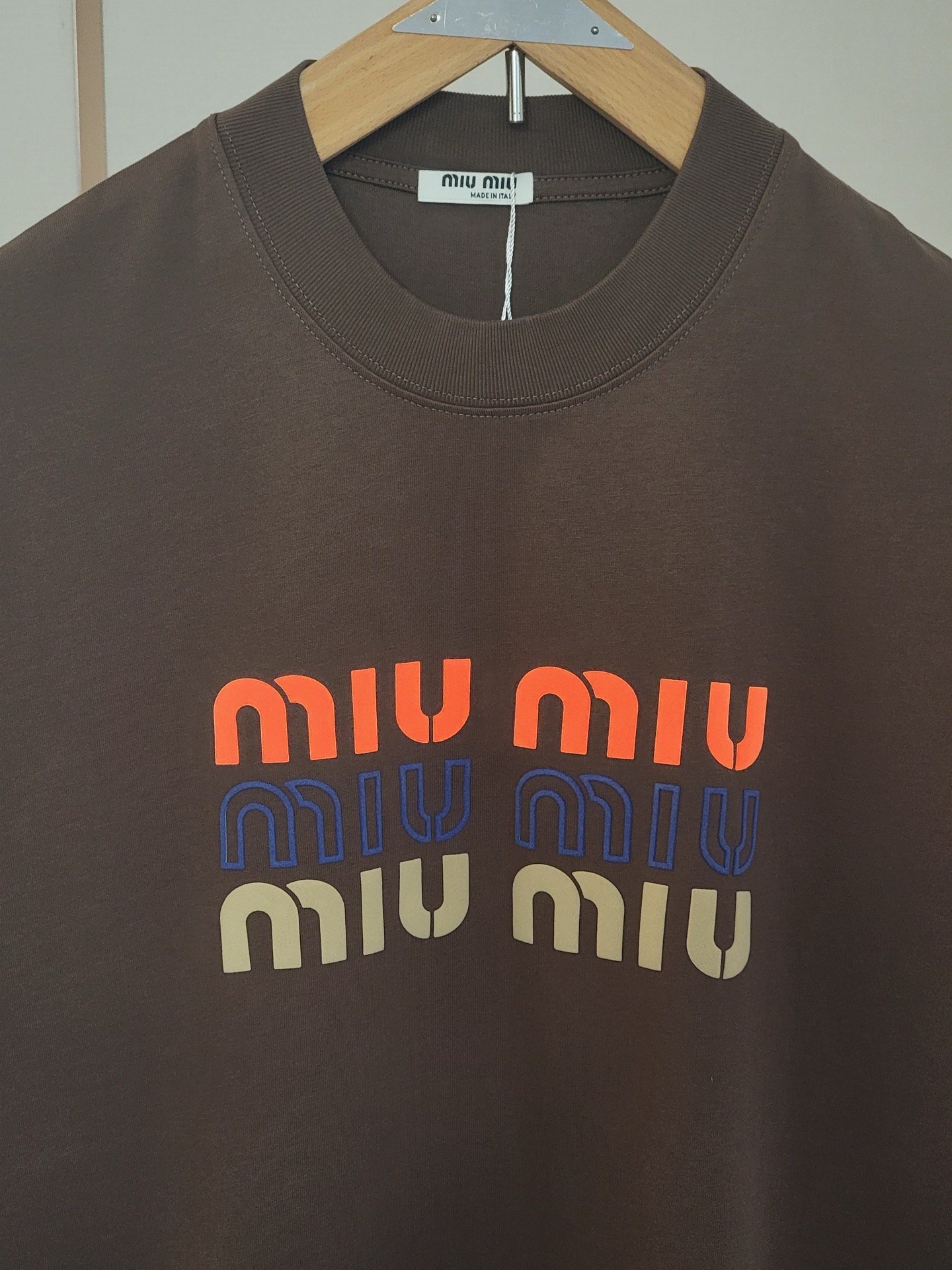  MIUMIU新款发泡字母T恤 双层螺纹领口 肩部通肩压条 250克纯棉面料舒适透气 白色 深咖色 男女