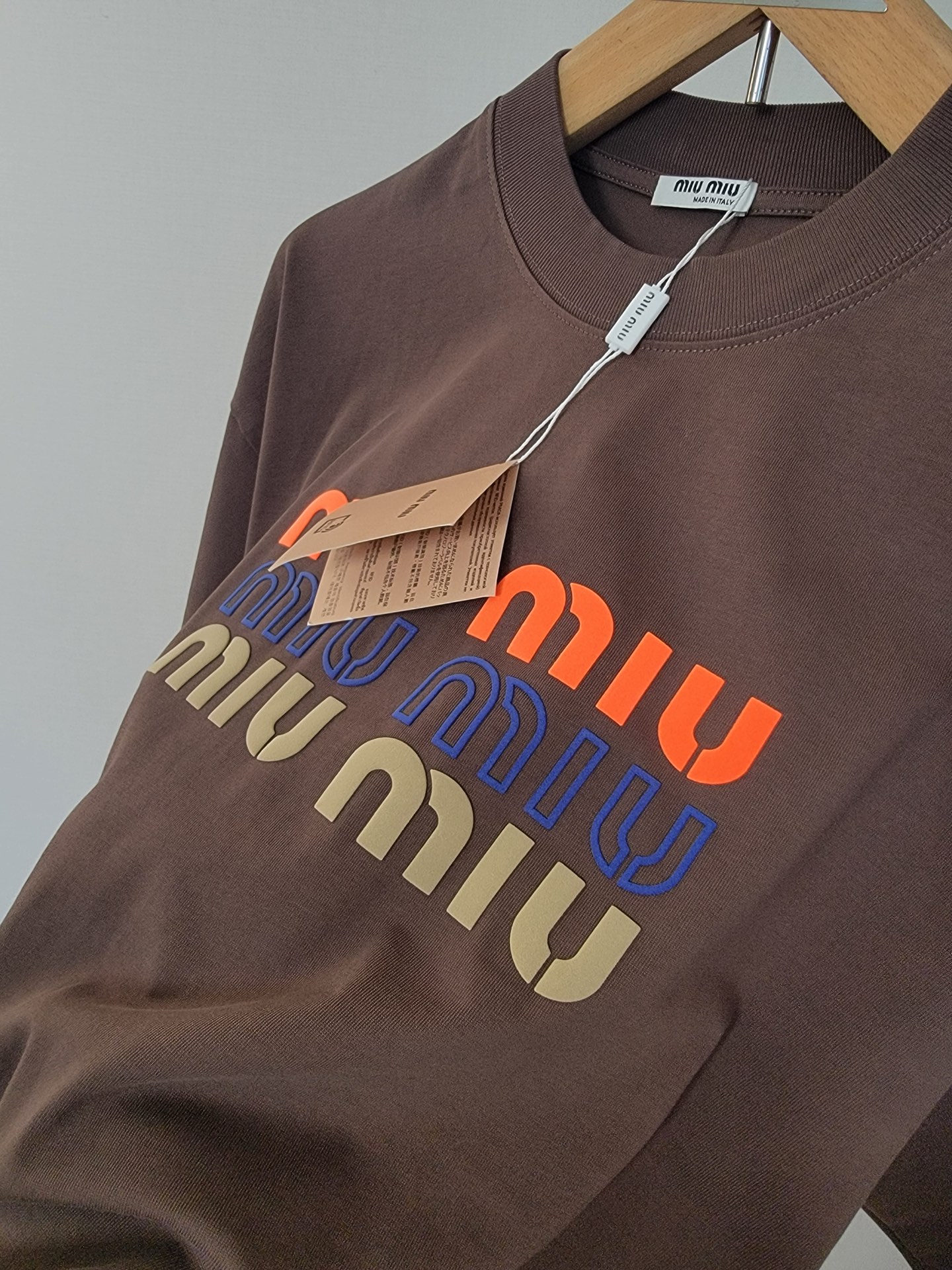  MIUMIU新款发泡字母T恤 双层螺纹领口 肩部通肩压条 250克纯棉面料舒适透气 白色 深咖色 男女