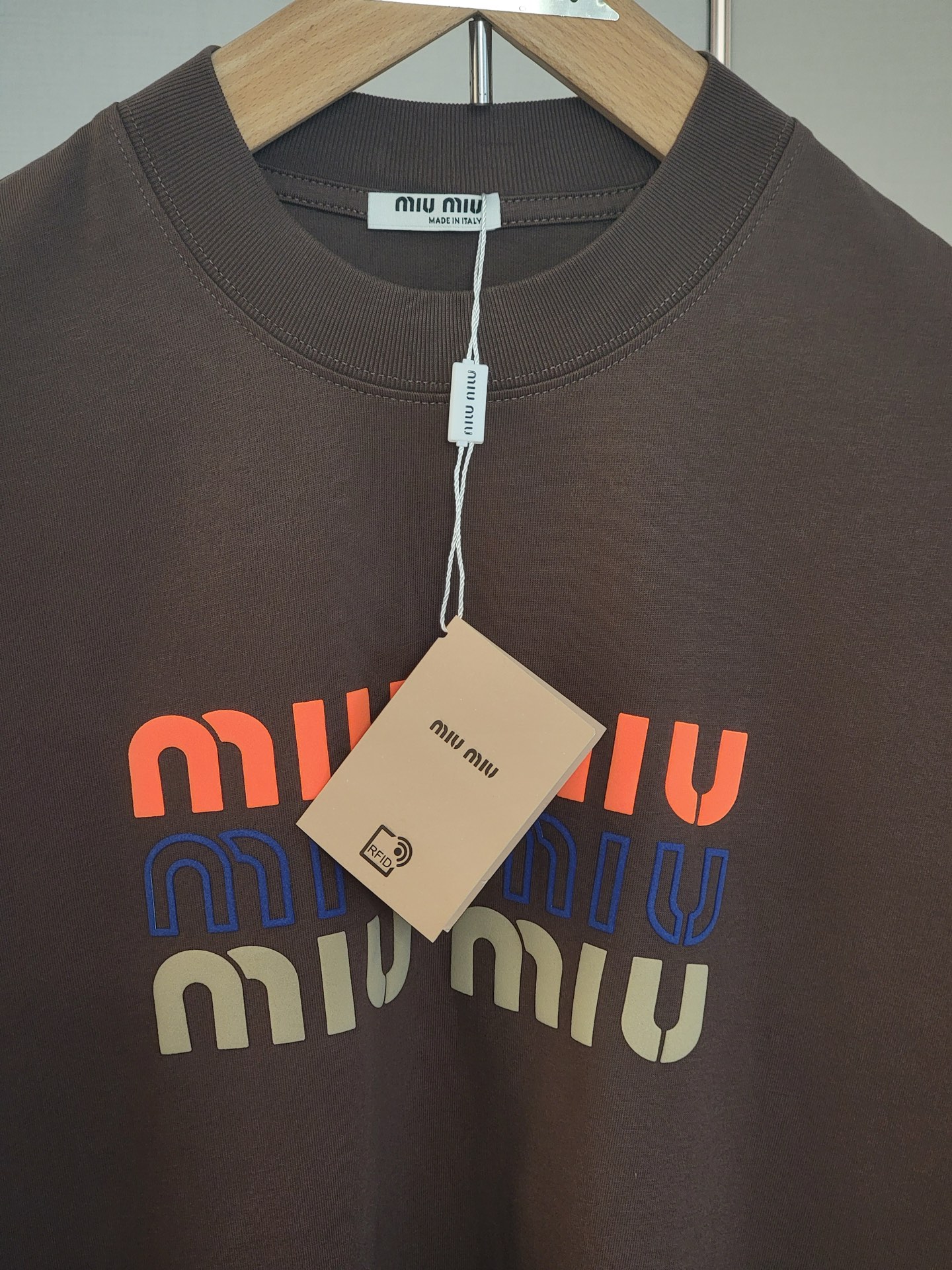  MIUMIU新款发泡字母T恤 双层螺纹领口 肩部通肩压条 250克纯棉面料舒适透气 白色 深咖色 男女