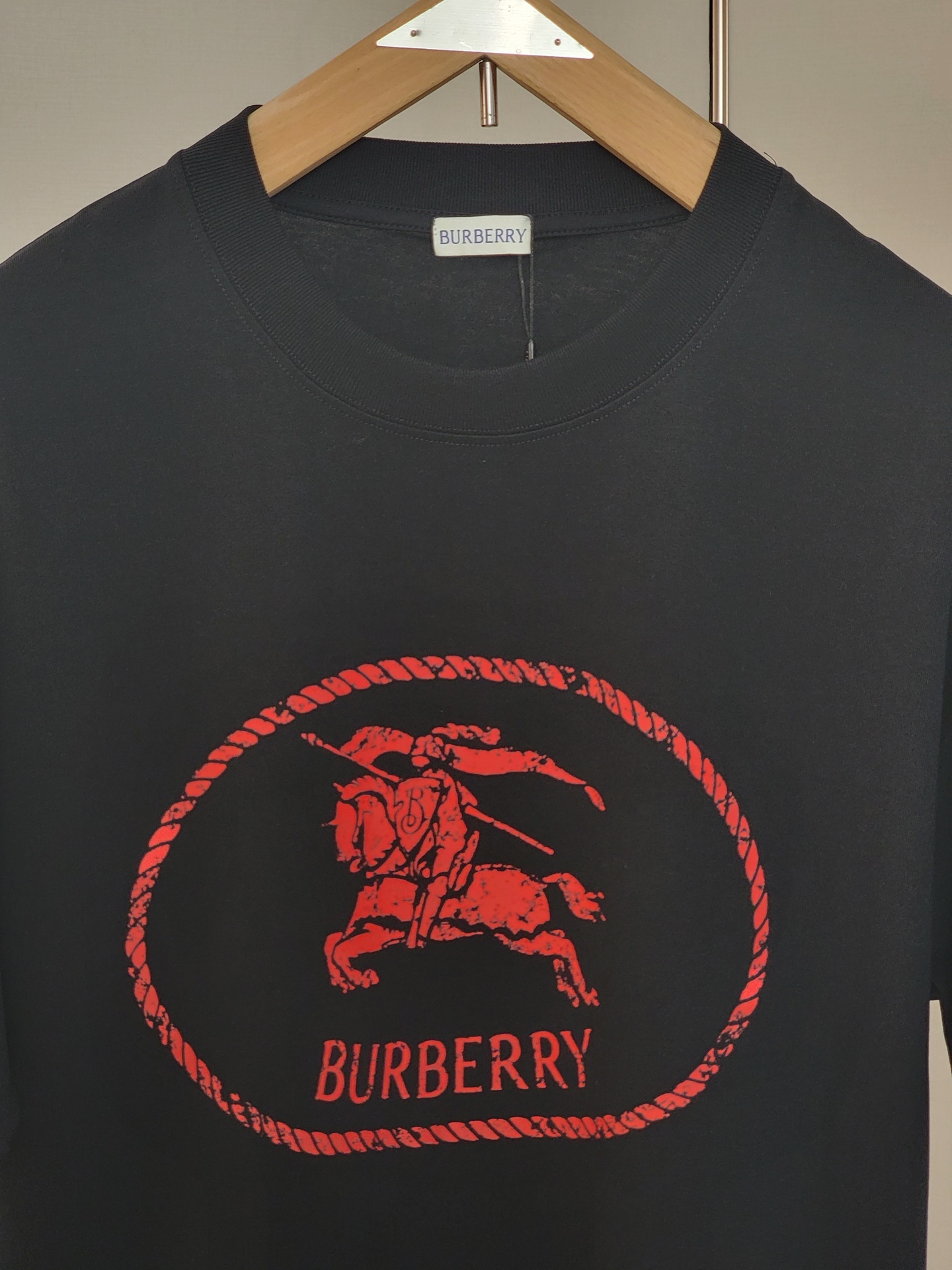  巴宝莉新款战马T恤 双层螺纹领口 肩部通肩压条 280克纯棉面料舒适透气 黑白双色 男女同款 码数S-