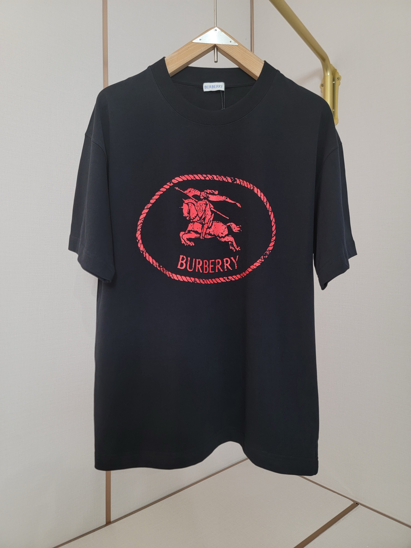  巴宝莉新款战马T恤 双层螺纹领口 肩部通肩压条 280克纯棉面料舒适透气 黑白双色 男女同款 码数S-