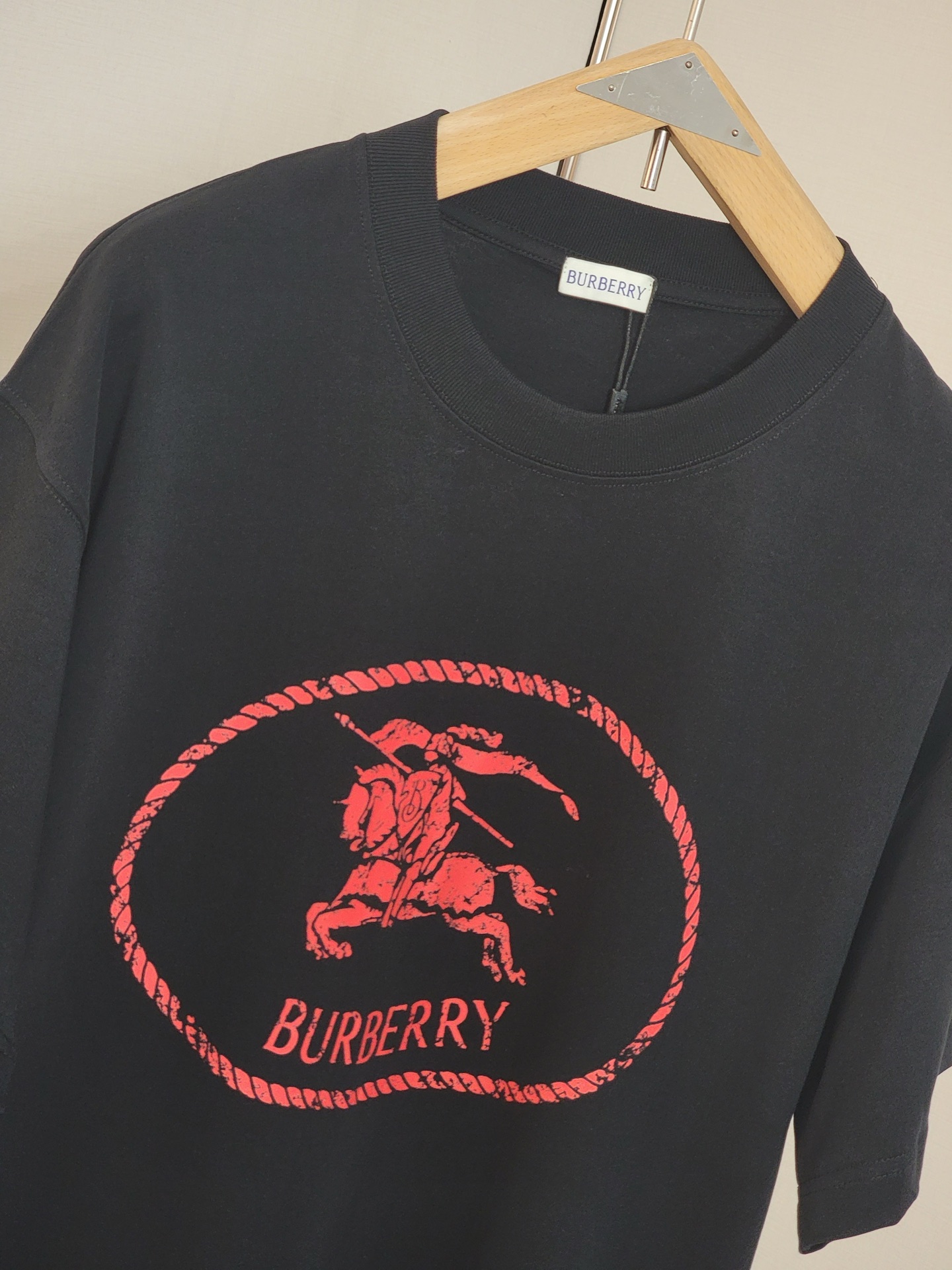  巴宝莉新款战马T恤 双层螺纹领口 肩部通肩压条 280克纯棉面料舒适透气 黑白双色 男女同款 码数S-