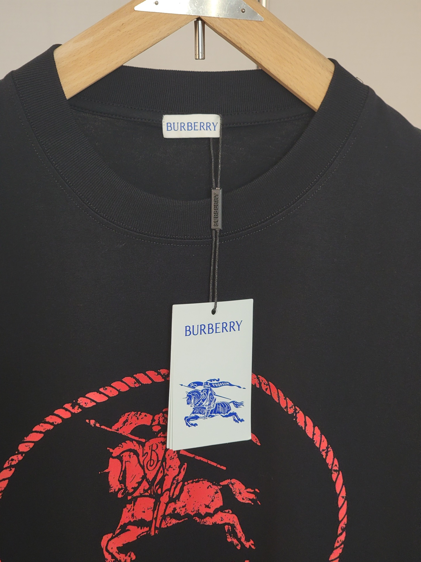  巴宝莉新款战马T恤 双层螺纹领口 肩部通肩压条 280克纯棉面料舒适透气 黑白双色 男女同款 码数S-