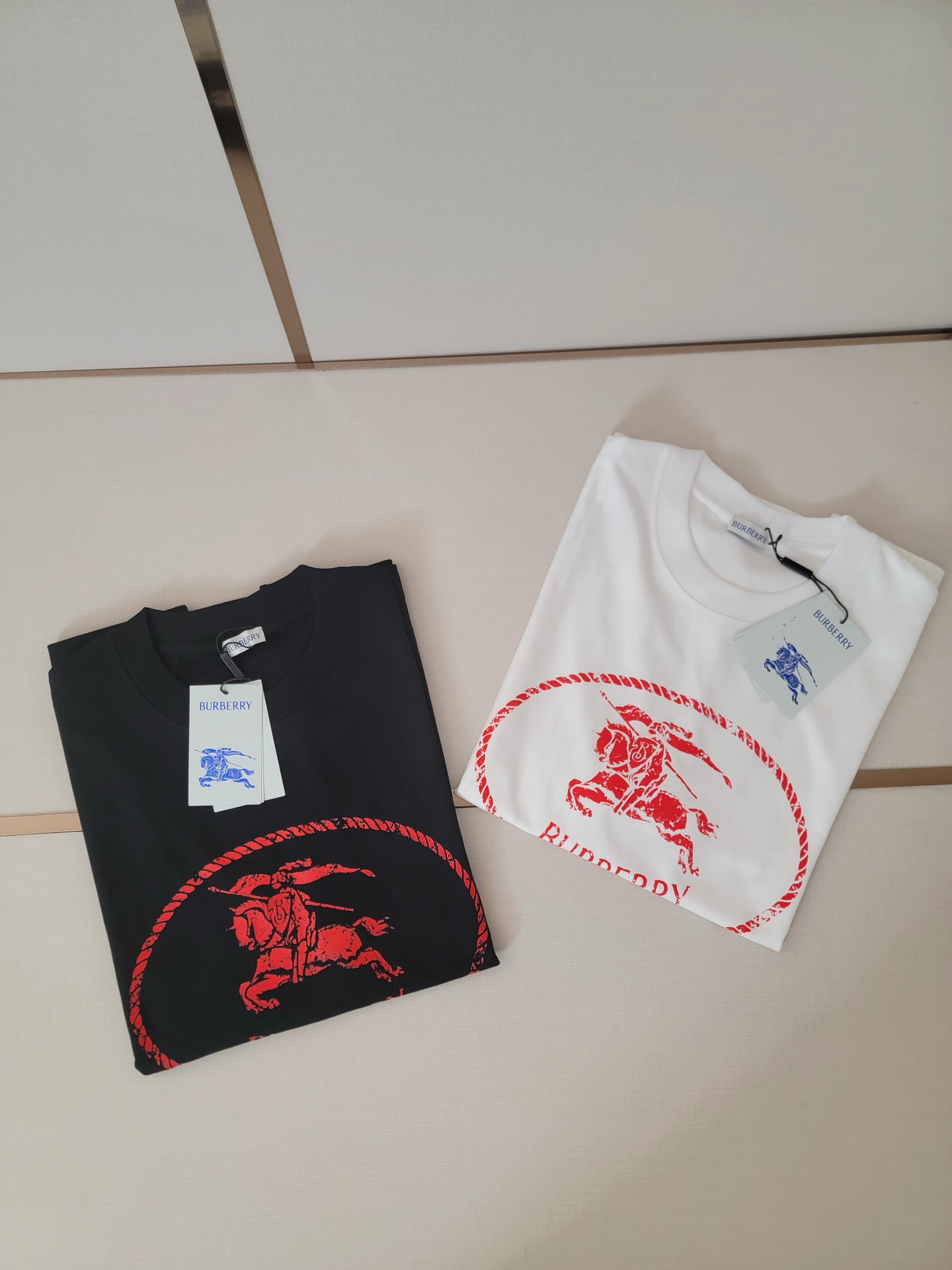  巴宝莉新款战马T恤 双层螺纹领口 肩部通肩压条 280克纯棉面料舒适透气 黑白双色 男女同款 码数S-