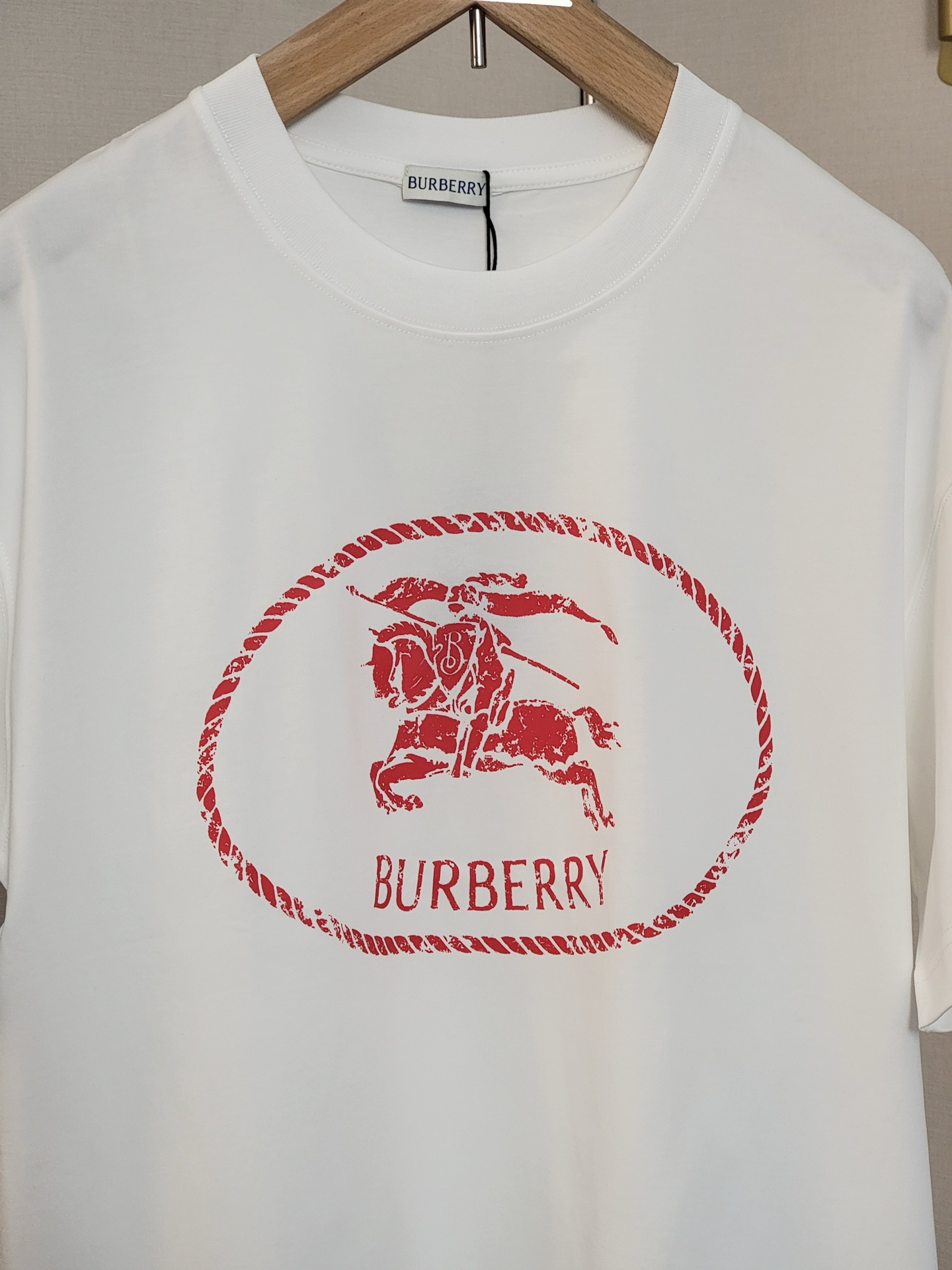  巴宝莉新款战马T恤 双层螺纹领口 肩部通肩压条 280克纯棉面料舒适透气 黑白双色 男女同款 码数S-