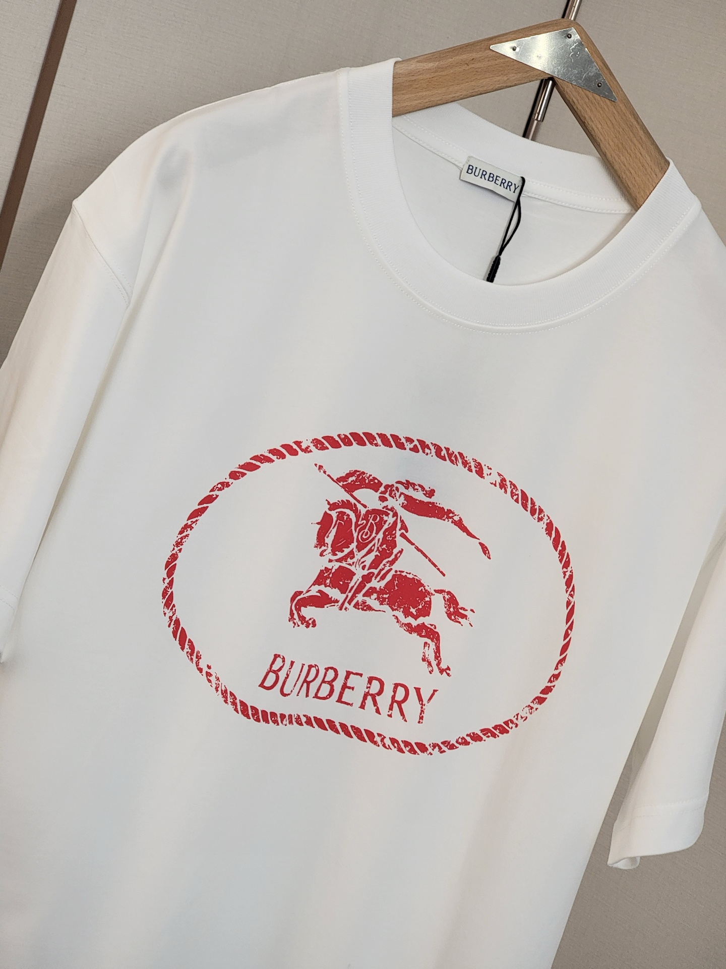  巴宝莉新款战马T恤 双层螺纹领口 肩部通肩压条 280克纯棉面料舒适透气 黑白双色 男女同款 码数S-