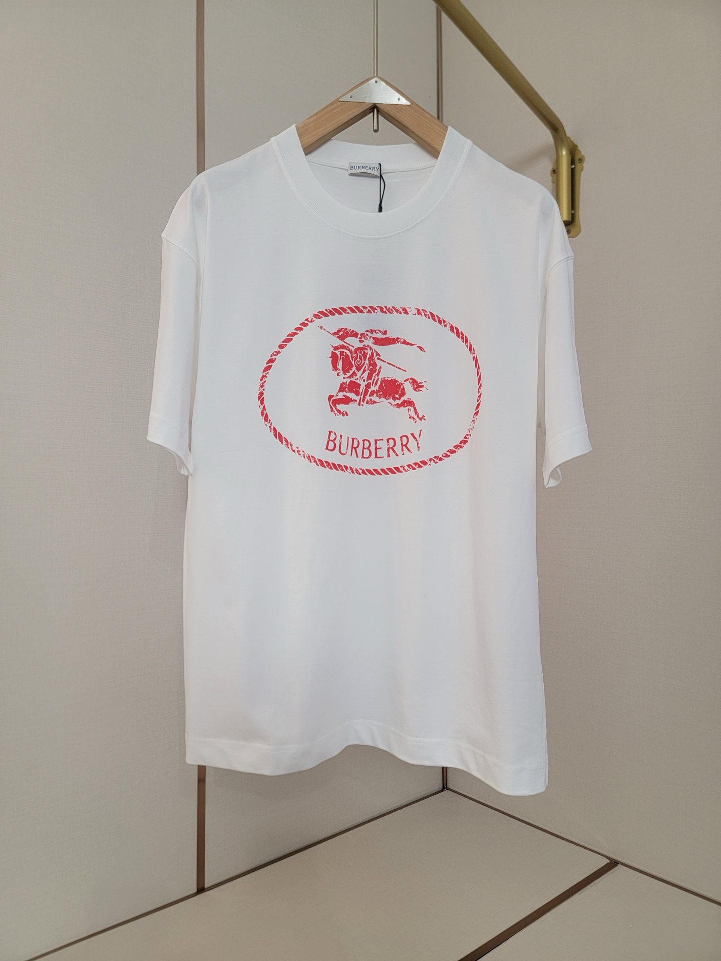  巴宝莉新款战马T恤 双层螺纹领口 肩部通肩压条 280克纯棉面料舒适透气 黑白双色 男女同款 码数S-