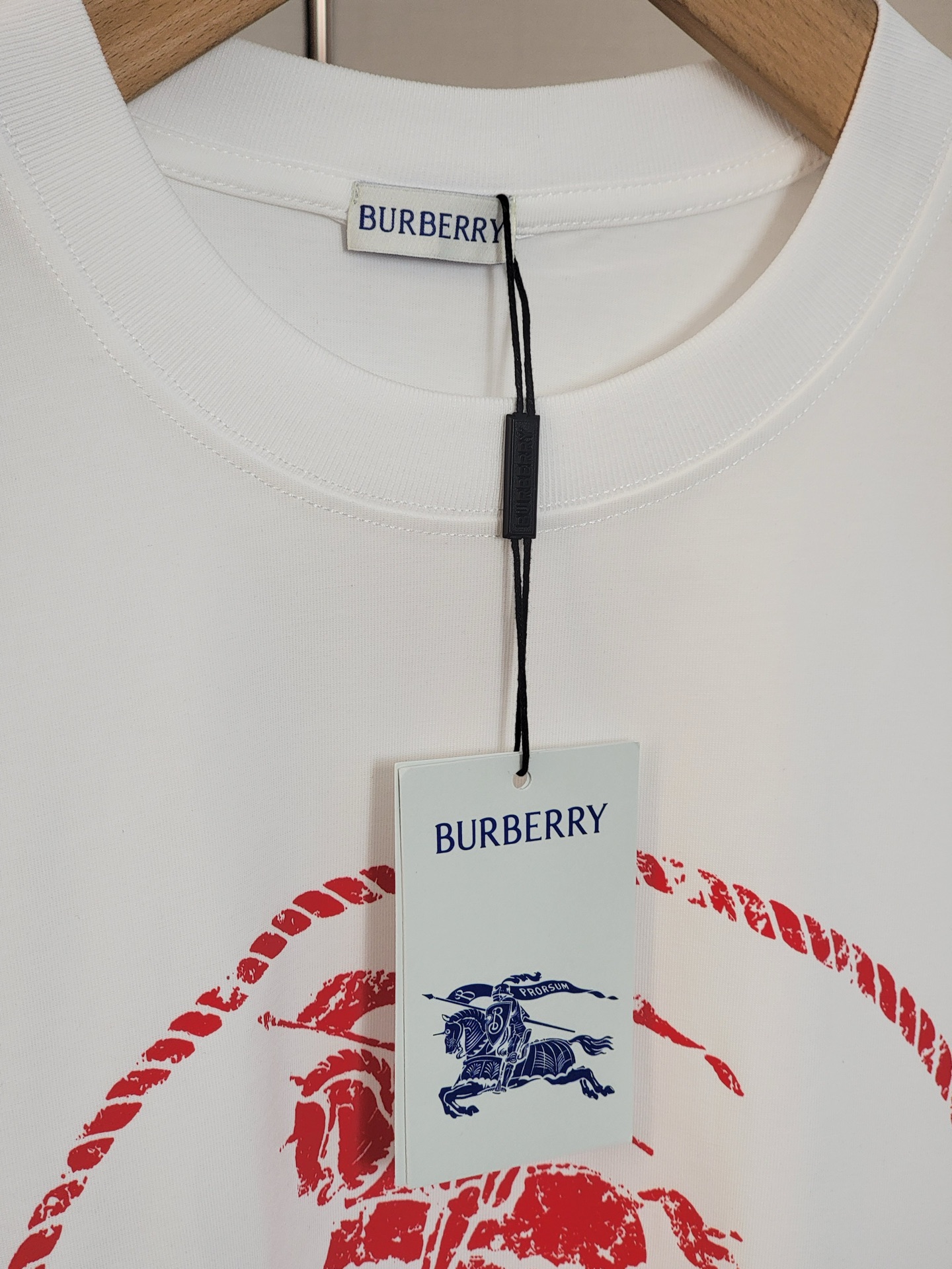  巴宝莉新款战马T恤 双层螺纹领口 肩部通肩压条 280克纯棉面料舒适透气 黑白双色 男女同款 码数S-