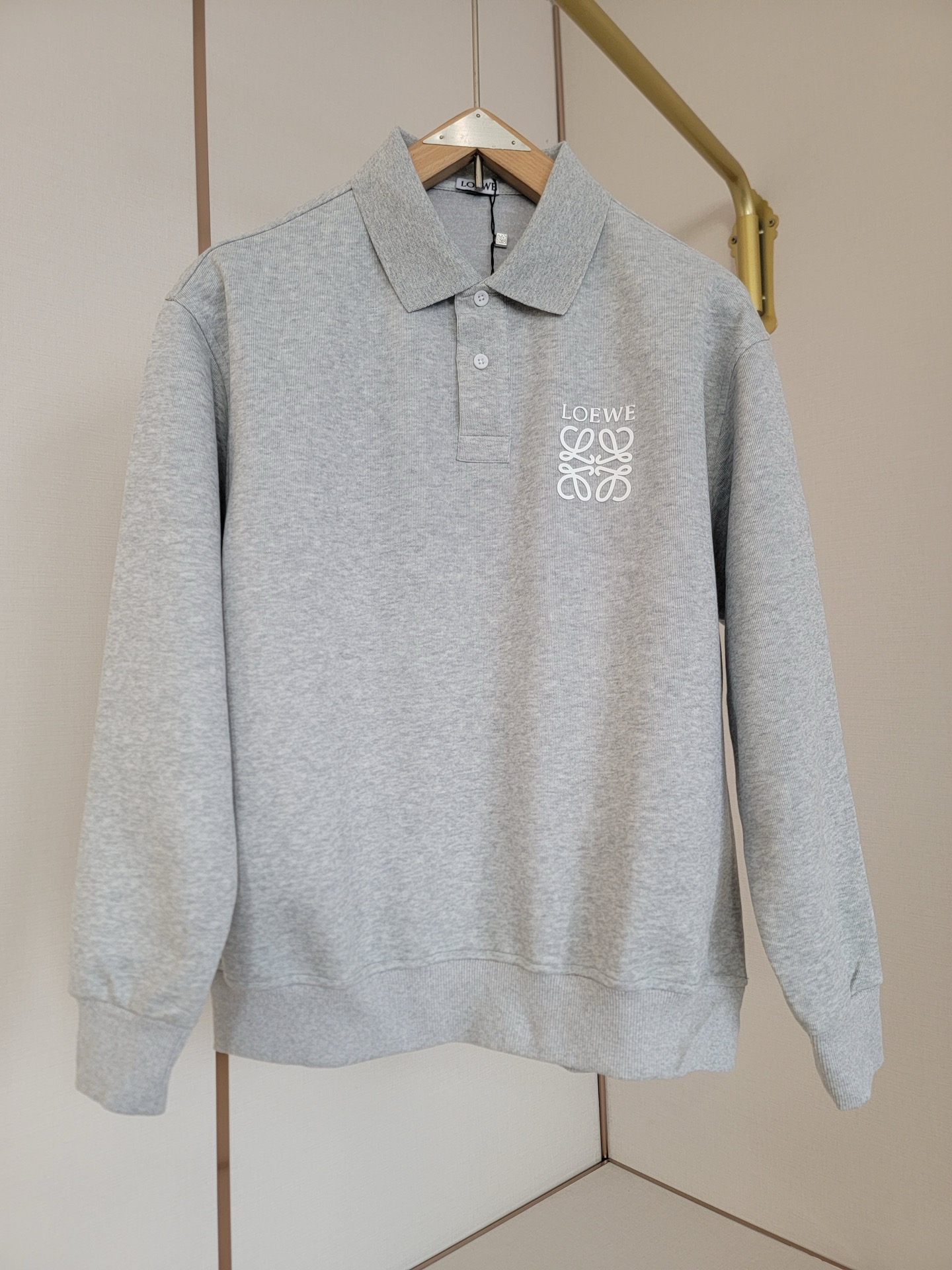 NO:523948,Luo Yiwei 25FW contrasting logo classic long-sleeved POLO, 420g fixed weaving and dyeing yarn fabric. Light washing process, soft, comfortable and breathable texture, low-key quality, same style for men and women, S-XXL,,,loewe, alexander wang19860909罗意威25FW撞色logo经典长袖POLO,420克定织定染纱线面料.轻洗水工艺,质地柔软舒适透气,诠释低调品质,男女同款,S-XXL,,,loewe,alexander wang,Men's clothing