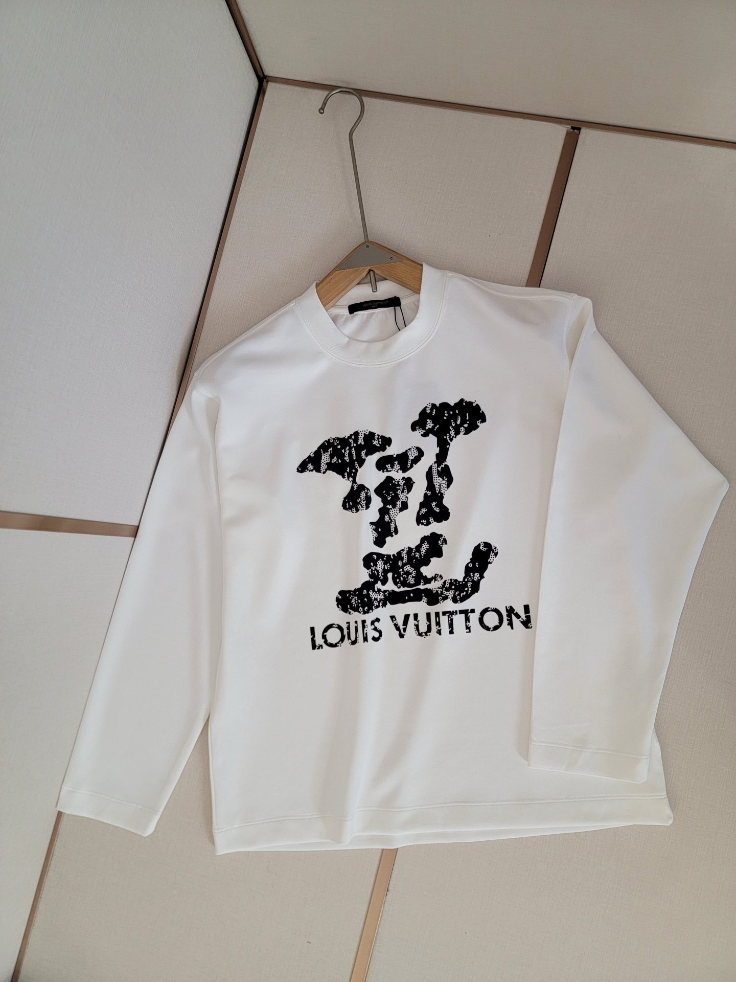 NO:523952,LV25 early autumn long T, imported Aoji diamond filling, 300 grams custom fabric, round neck long sleeves, S-XXL,,,,louis vuitton, alexander wang19860909LV25早秋长T,进口奥钻填充,300克定制面料,圆领长袖,S-XXL,,,,louis vuitton,alexander wang,Men's clothing