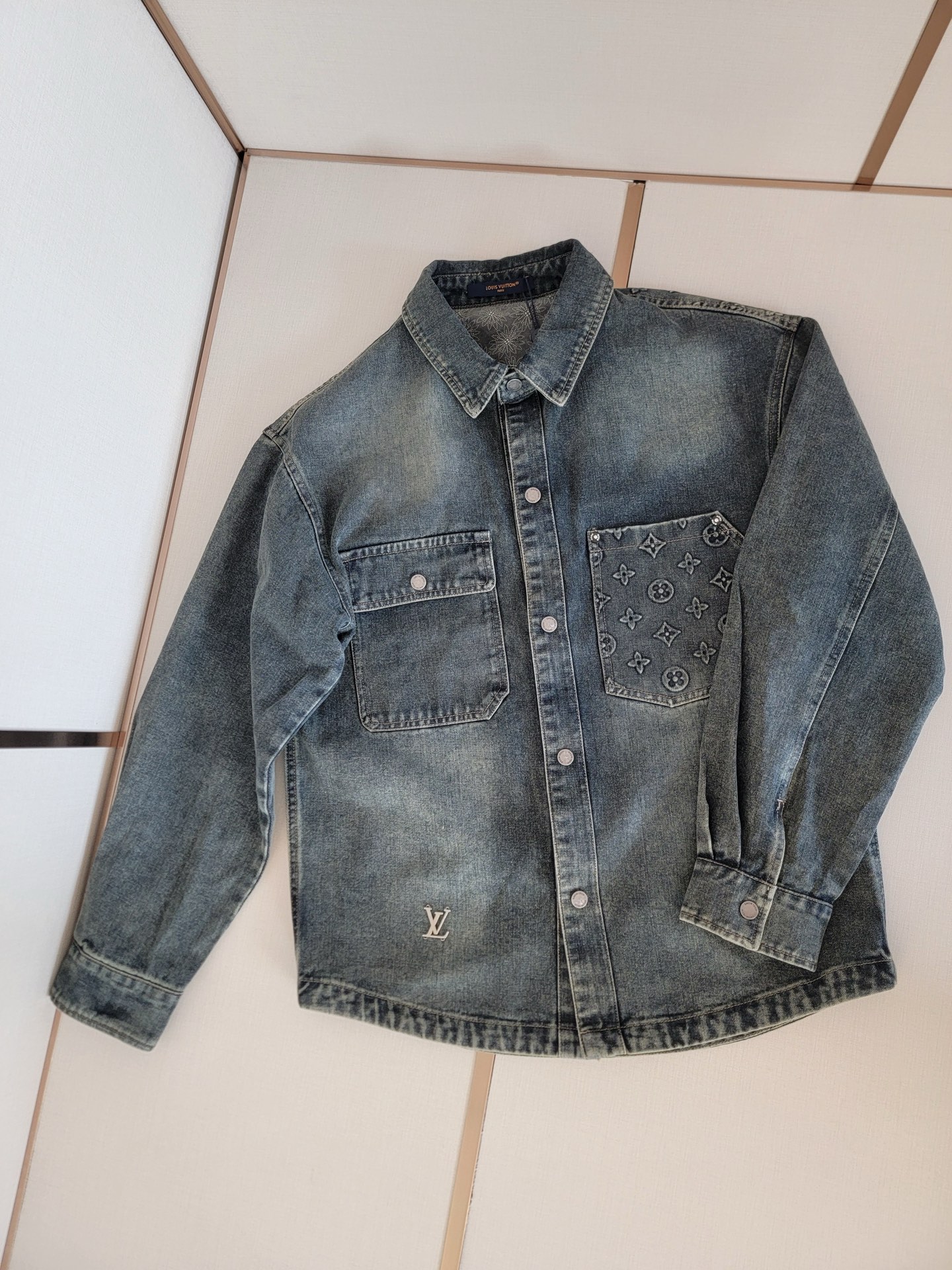 NO:523956,LV25 early autumn pure cotton denim jacket, 3D three-dimensional embossed pattern, custom-sized hardware logo on the hem, S-XXL,,,louis vuitton, jackets & coats,alexander wang19860909LV25早秋纯棉丹宁牛仔外套,3D立体压花图案,下摆定制尺寸五金logo,S-XXL,,,louis vuitton,jackets & coats,alexander wang,Men's clothing