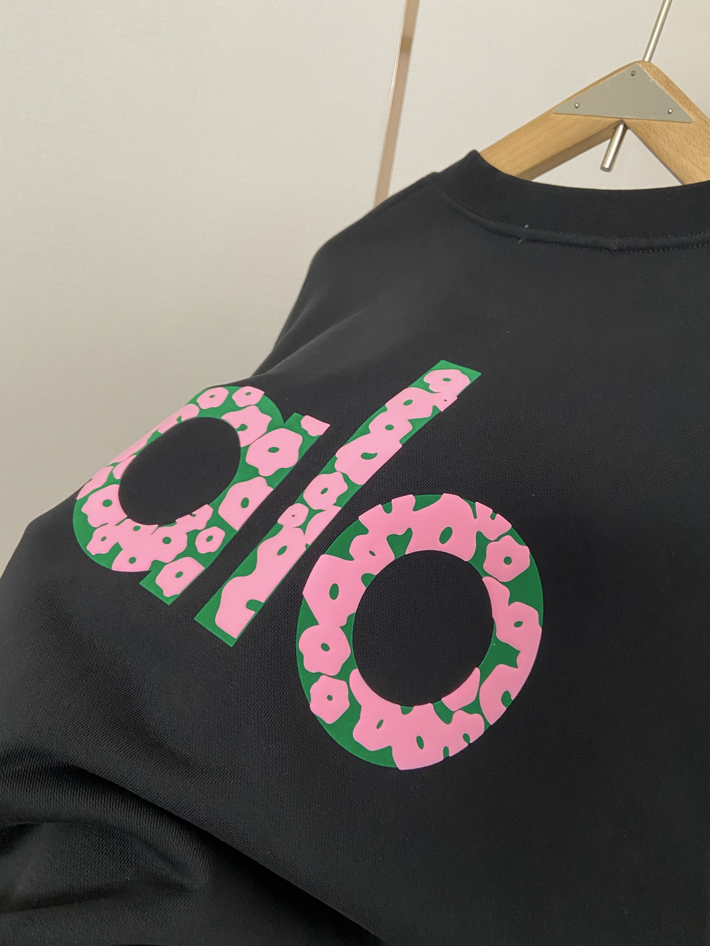 alo yoga最新草莓甜甜圈🍩，植绒加立体直喷发泡双重工艺，400克纯棉毛圈面料，上身超有质感，后领通