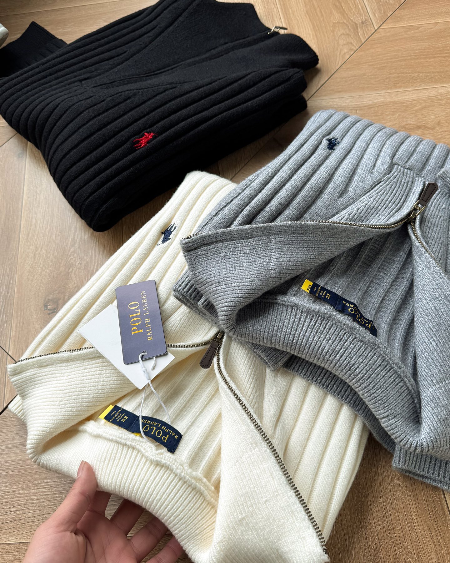 P185 🆕 【升级版对版专柜】𝑹𝒂𝒍𝒑𝒉 𝑳𝒂𝒖𝒓𝒆𝒏 2025拉夫劳伦经典刺绣半拉链刺绣骑士小马logo纯色坑条针织半拉链毛衣男女同款！原版开模！全套1:1定制辅料➕定制三标➕Yuan版吊牌！宽松版型包容性很大！
-面料采用高克重羊毛混纺面料，份量十足！上身柔软舒适，亲肤保暖，贴身穿也不会有异物感，胸口绣花采用进口田岛绣花机，小马logo饱满立体无毛边，经典的圆领款式设计，上身非常有型，搭配纯色整体低调大气又百搭，老钱风满满！男女同款！秋冬必备的一款毛衣～【水洗标二维码可扫码直接进入官方网站】
-颜色：黑色 米白 灰色 
-尺码：M~XL
M ：衣长68 胸围110袖长57
L  ：衣长70胸围116袖长58
XL：衣长72胸围120袖长59