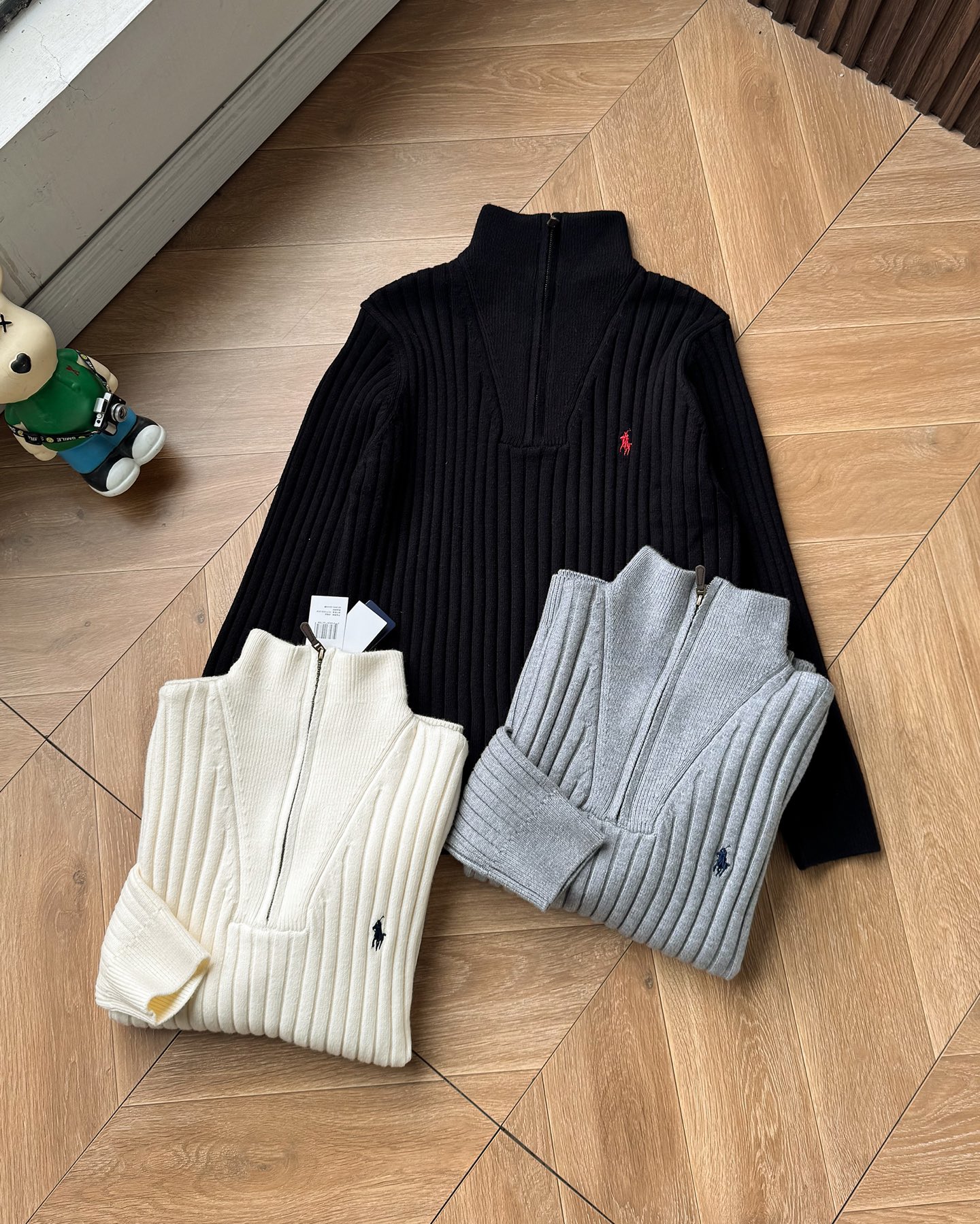 P185 🆕 【升级版对版专柜】𝑹𝒂𝒍𝒑𝒉 𝑳𝒂𝒖𝒓𝒆𝒏 2025拉夫劳伦经典刺绣半拉链刺绣骑士小马logo纯色坑条针织半拉链毛衣男女同款！原版开模！全套1:1定制辅料➕定制三标➕Yuan版吊牌！宽松版型包容性很大！
-面料采用高克重羊毛混纺面料，份量十足！上身柔软舒适，亲肤保暖，贴身穿也不会有异物感，胸口绣花采用进口田岛绣花机，小马logo饱满立体无毛边，经典的圆领款式设计，上身非常有型，搭配纯色整体低调大气又百搭，老钱风满满！男女同款！秋冬必备的一款毛衣～【水洗标二维码可扫码直接进入官方网站】
-颜色：黑色 米白 灰色 
-尺码：M~XL
M ：衣长68 胸围110袖长57
L  ：衣长70胸围116袖长58
XL：衣长72胸围120袖长59