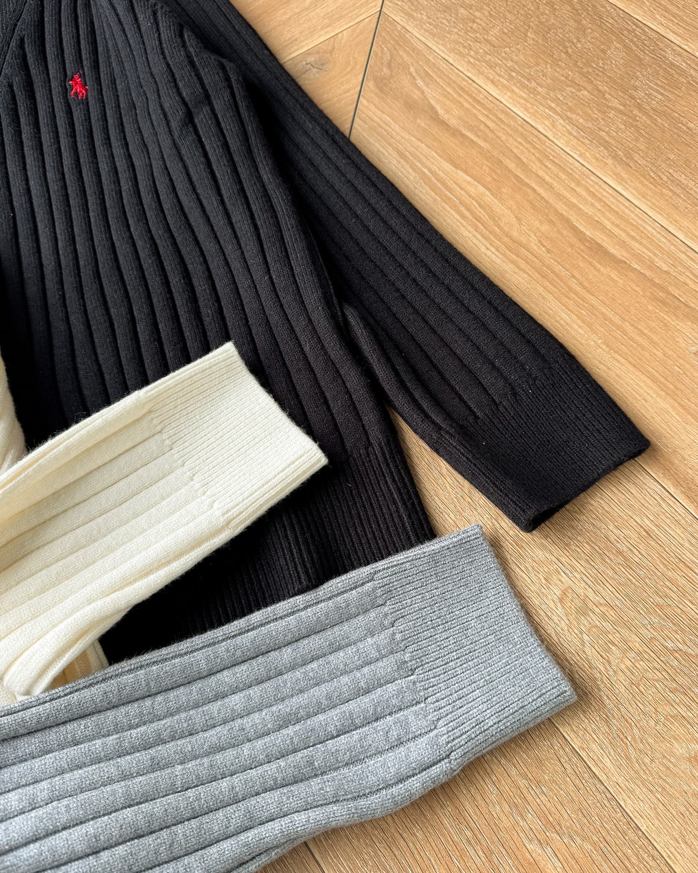 P185 🆕 【升级版对版专柜】𝑹𝒂𝒍𝒑𝒉 𝑳𝒂𝒖𝒓𝒆𝒏 2025拉夫劳伦经典刺绣半拉链刺绣骑士小马logo纯色坑条针织半拉链毛衣男女同款！原版开模！全套1:1定制辅料➕定制三标➕Yuan版吊牌！宽松版型包容性很大！
-面料采用高克重羊毛混纺面料，份量十足！上身柔软舒适，亲肤保暖，贴身穿也不会有异物感，胸口绣花采用进口田岛绣花机，小马logo饱满立体无毛边，经典的圆领款式设计，上身非常有型，搭配纯色整体低调大气又百搭，老钱风满满！男女同款！秋冬必备的一款毛衣～【水洗标二维码可扫码直接进入官方网站】
-颜色：黑色 米白 灰色 
-尺码：M~XL
M ：衣长68 胸围110袖长57
L  ：衣长70胸围116袖长58
XL：衣长72胸围120袖长59