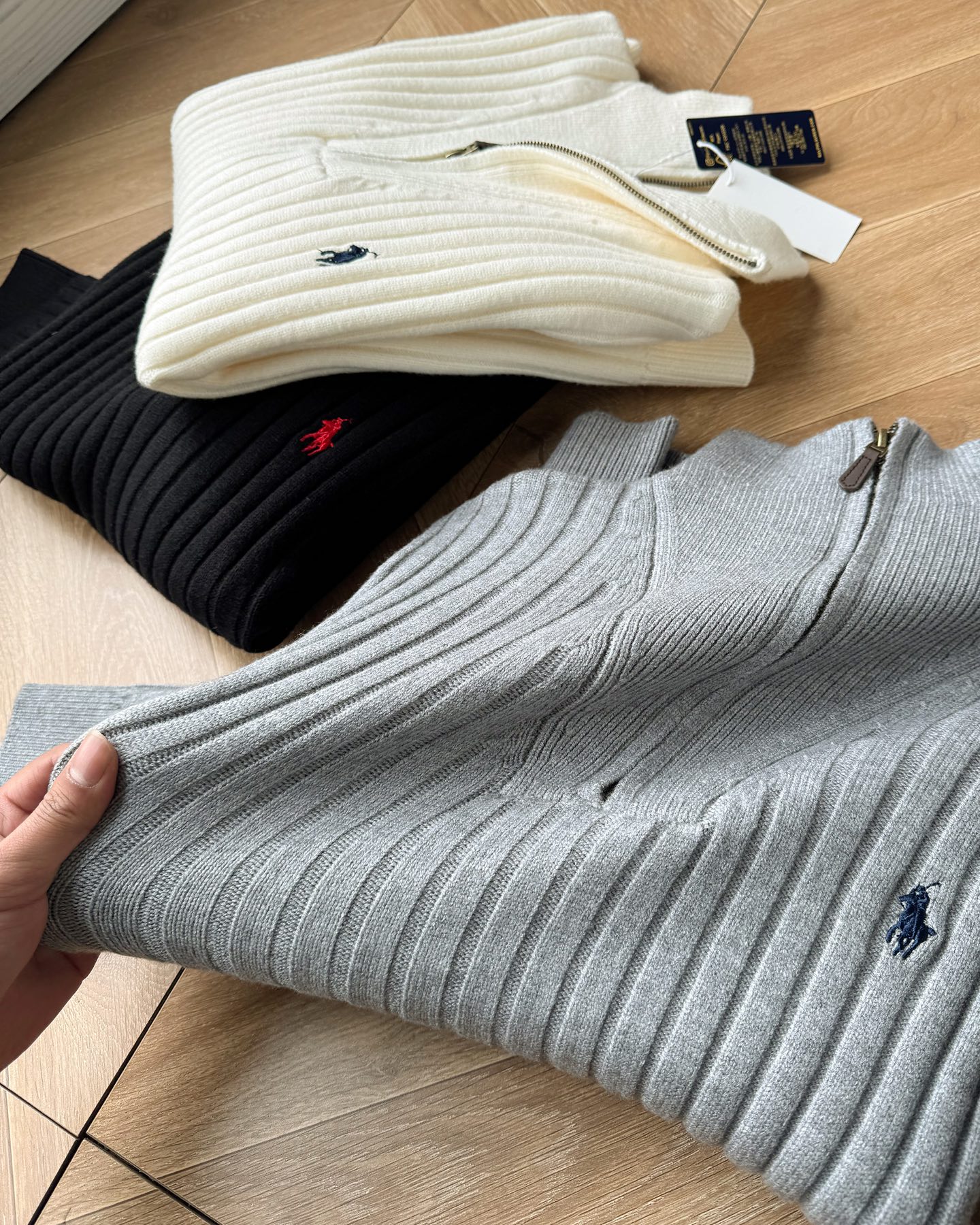 P185 🆕 【升级版对版专柜】𝑹𝒂𝒍𝒑𝒉 𝑳𝒂𝒖𝒓𝒆𝒏 2025拉夫劳伦经典刺绣半拉链刺绣骑士小马logo纯色坑条针织半拉链毛衣男女同款！原版开模！全套1:1定制辅料➕定制三标➕Yuan版吊牌！宽松版型包容性很大！
-面料采用高克重羊毛混纺面料，份量十足！上身柔软舒适，亲肤保暖，贴身穿也不会有异物感，胸口绣花采用进口田岛绣花机，小马logo饱满立体无毛边，经典的圆领款式设计，上身非常有型，搭配纯色整体低调大气又百搭，老钱风满满！男女同款！秋冬必备的一款毛衣～【水洗标二维码可扫码直接进入官方网站】
-颜色：黑色 米白 灰色 
-尺码：M~XL
M ：衣长68 胸围110袖长57
L  ：衣长70胸围116袖长58
XL：衣长72胸围120袖长59